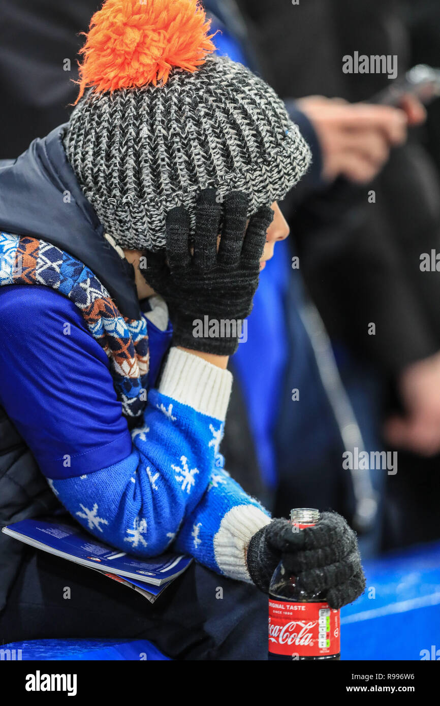 19. Dezember 2018, Stamford Bridge, London, England; Carabao EFL-Cup, Viertelfinale, Chelsea vs Bournemouth: Chelsea Fan vor dem Spiel Quelle: Romena Fogliati/News Bilder der Englischen Football League Bilder unterliegen DataCo Lizenz Stockfoto