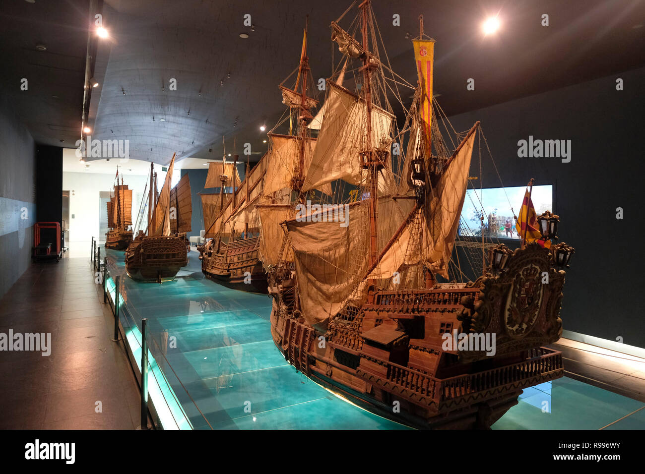 Maßstabsgetreues Modell alter spanischer Galeonen, ausgestellt im Ayala Museum, das ethnographische und archäologische Exponate über philippinische Kultur, Kunst und Geschichte in Makati, Metro Manila, Philippinen, beherbergt. Stockfoto