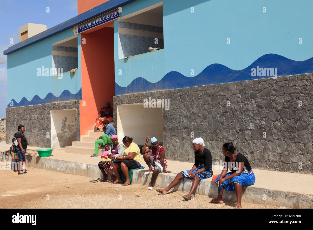 Port Szene mit einheimischen Frauen außerhalb der städtischen Fischmarkt sitzen. Sal Rei, Boa Vista, Kap Verde Inseln, Afrika Stockfoto