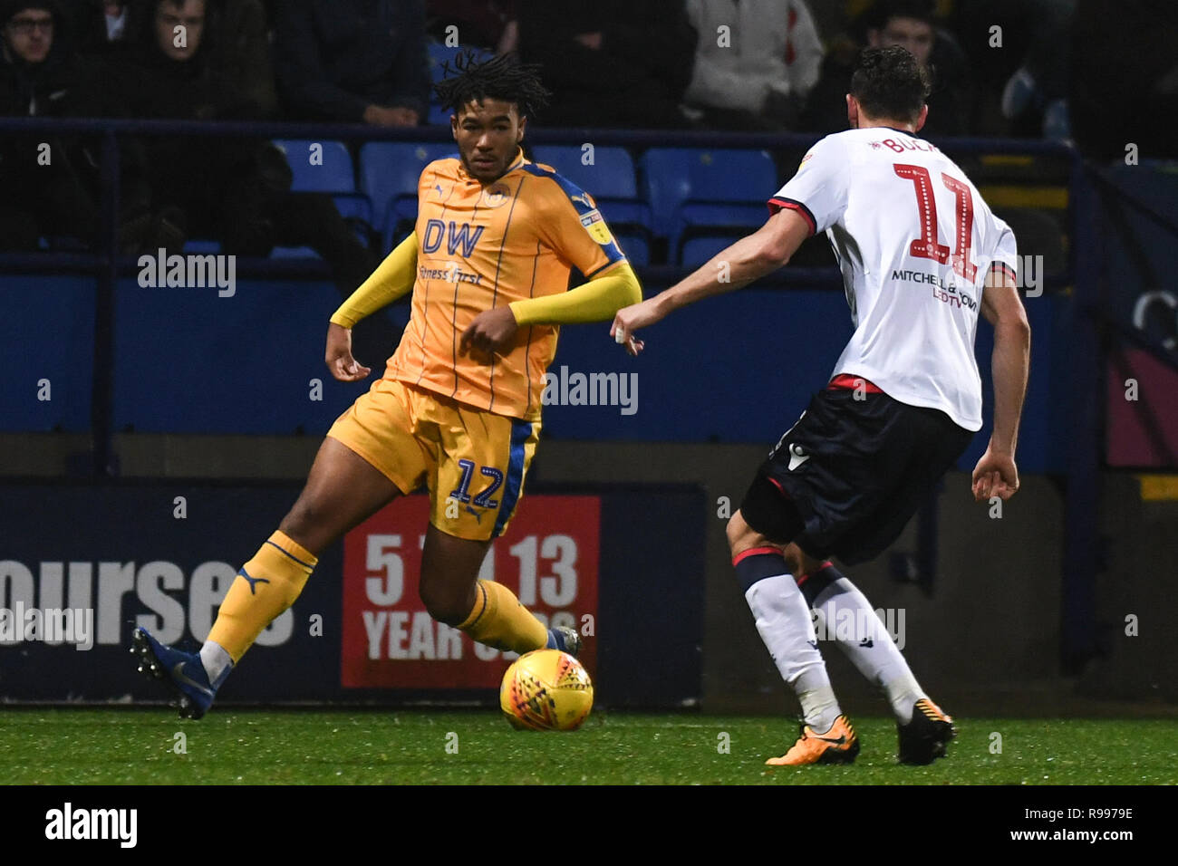 1. Dezember 2018, Universität Bolton Stadium, Bolton, England; Sky Bet Meisterschaft, Bolton v Wigan; Reece James von Wigan Athletic sucht nach einem Weg, um die Buckley von Bolton Wanderers Credit: Richard Long/News Bilder der Englischen Football League Bilder unterliegen dem DataCo Lizenz Stockfoto