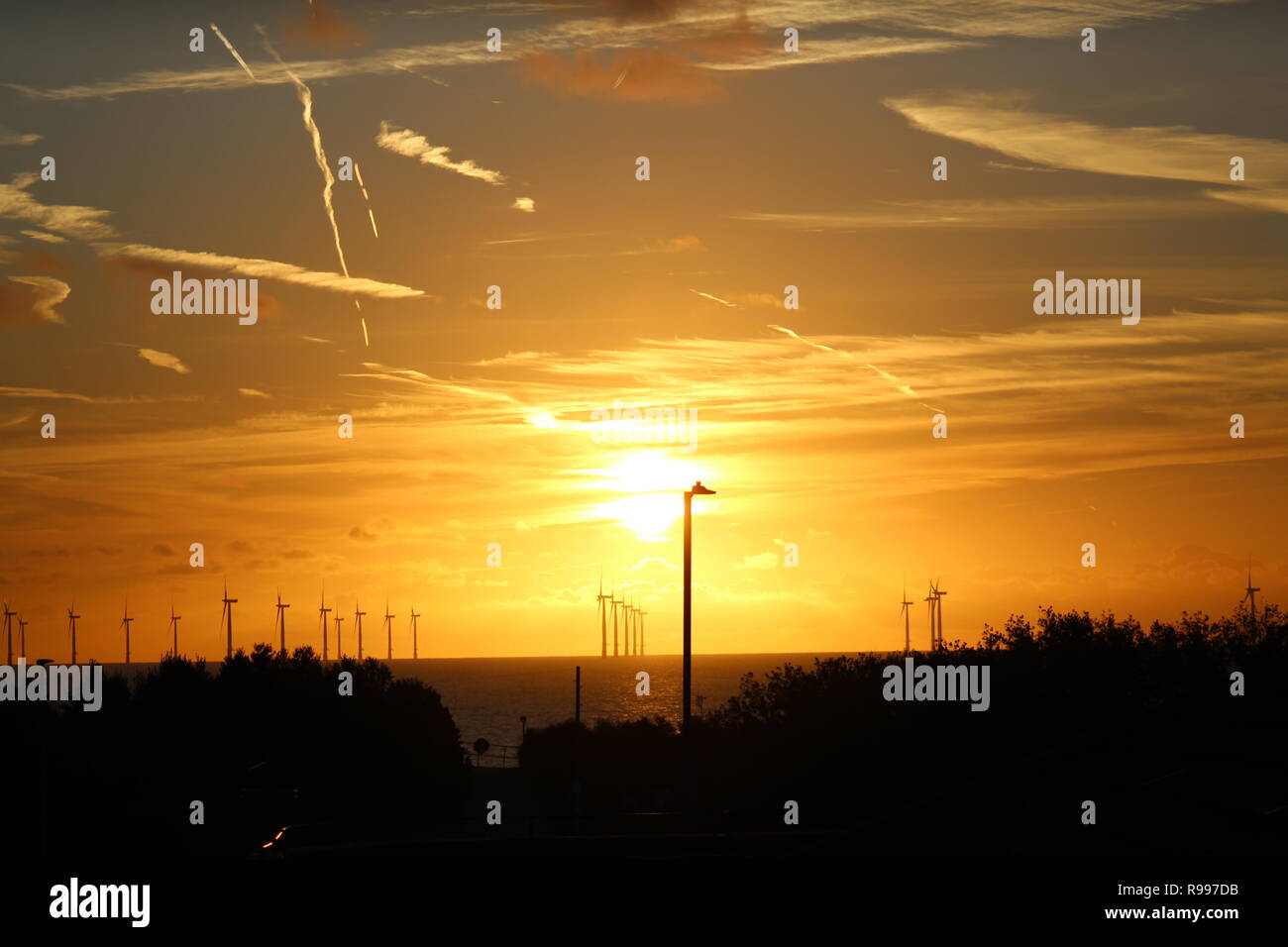 Skegness Sonnenaufgang mit vielen Plane Trails Stockfoto