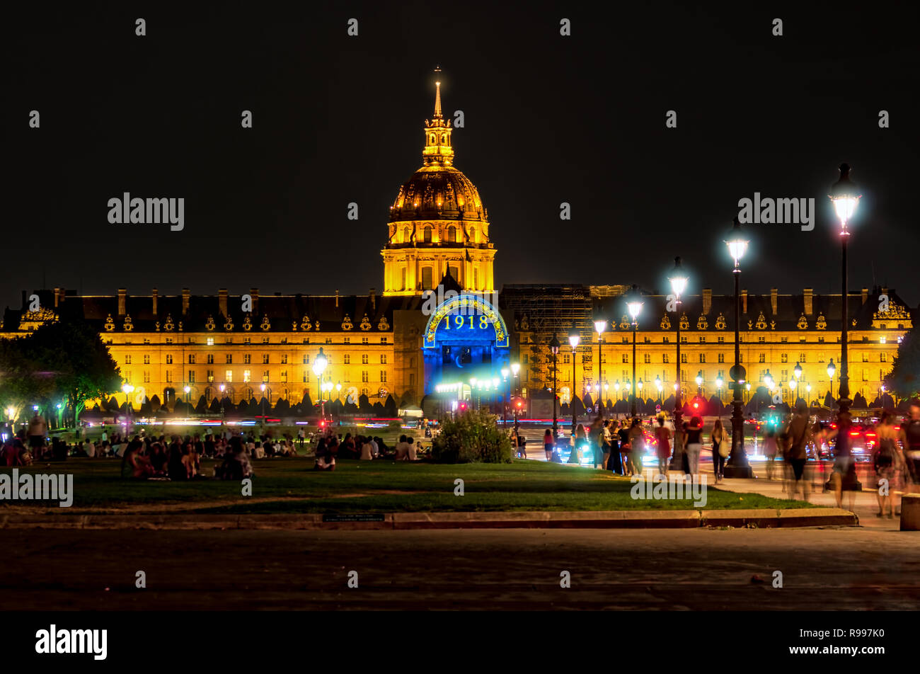 Esplanade des Invalides bei Nacht - Paris, Frankreich Stockfoto