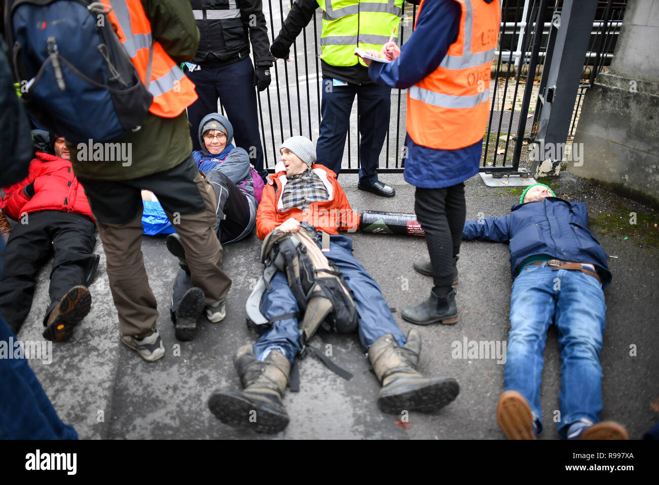 Klimawandel Aktivisten vor dem Aussterben Rebellion sich Kette außerhalb der BBC Bristol Gebäude auf Whiteladies Road, Clifton, Bristol, während einer friedlichen Protest gegen die Art und Weise, wie Sie denken, dass Sie sich an die Sendeanstalt deckt den "Notfall". Stockfoto