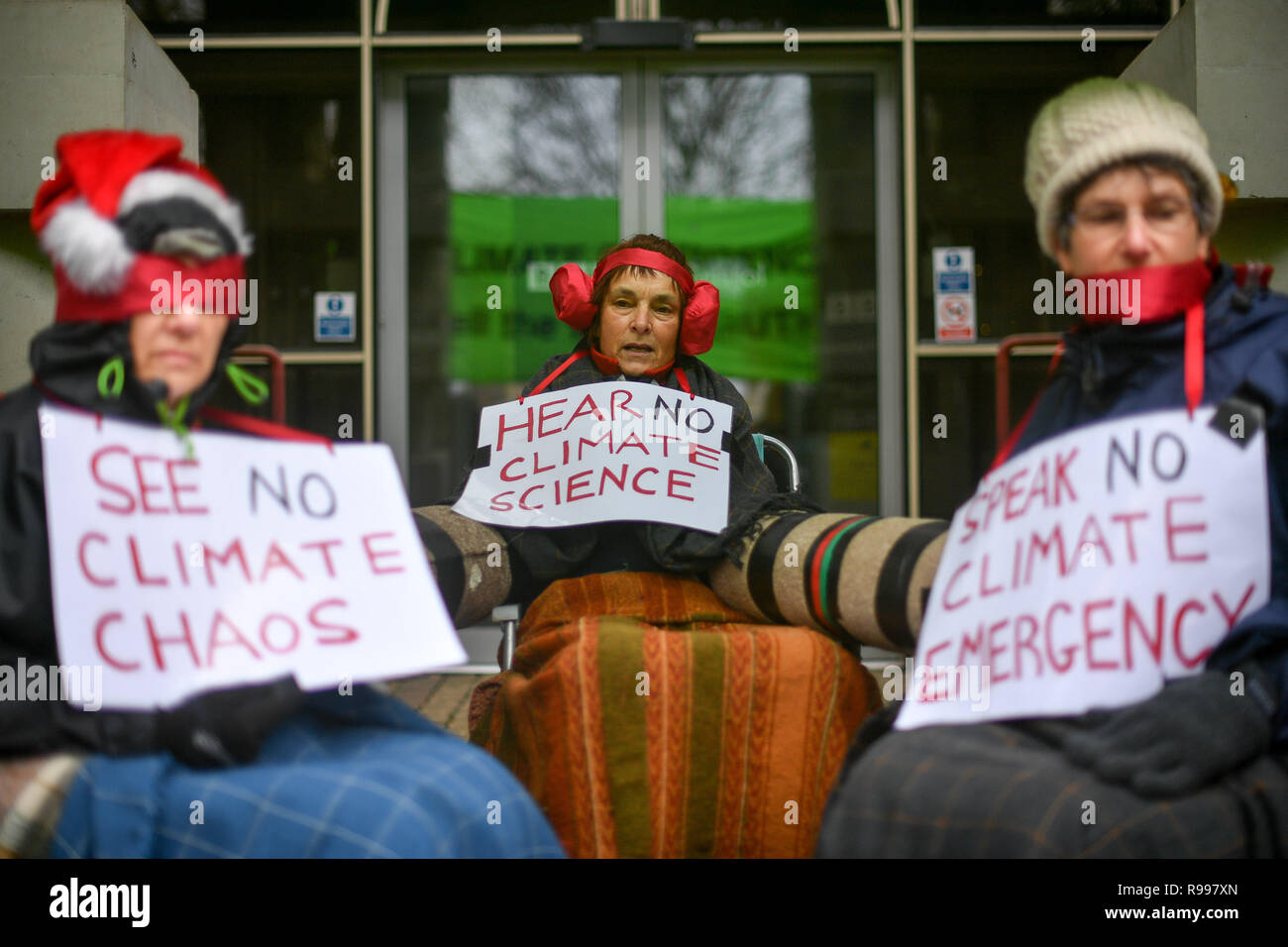 Klimawandel Aktivisten vor dem Aussterben Rebellion sich Kette außerhalb der BBC Bristol Gebäude auf Whiteladies Road, Clifton, Bristol, während einer friedlichen Protest gegen die Art und Weise, wie Sie denken, dass Sie sich an die Sendeanstalt deckt den "Notfall". Stockfoto