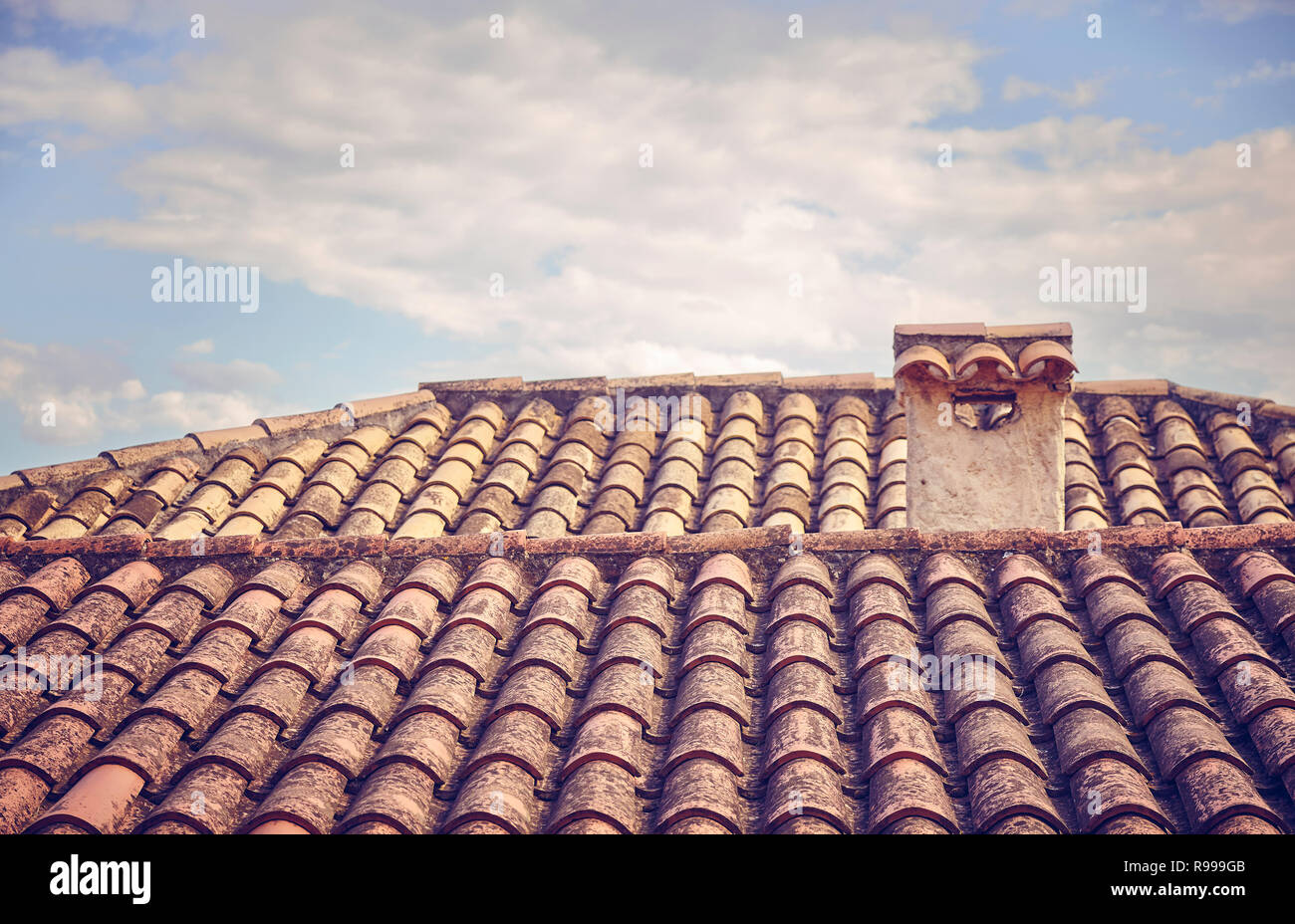 Alte Fliesen Dach, selektiver Fokus, Farbe Tonen angewendet, Mallorca, Balearen, Spanien. Stockfoto