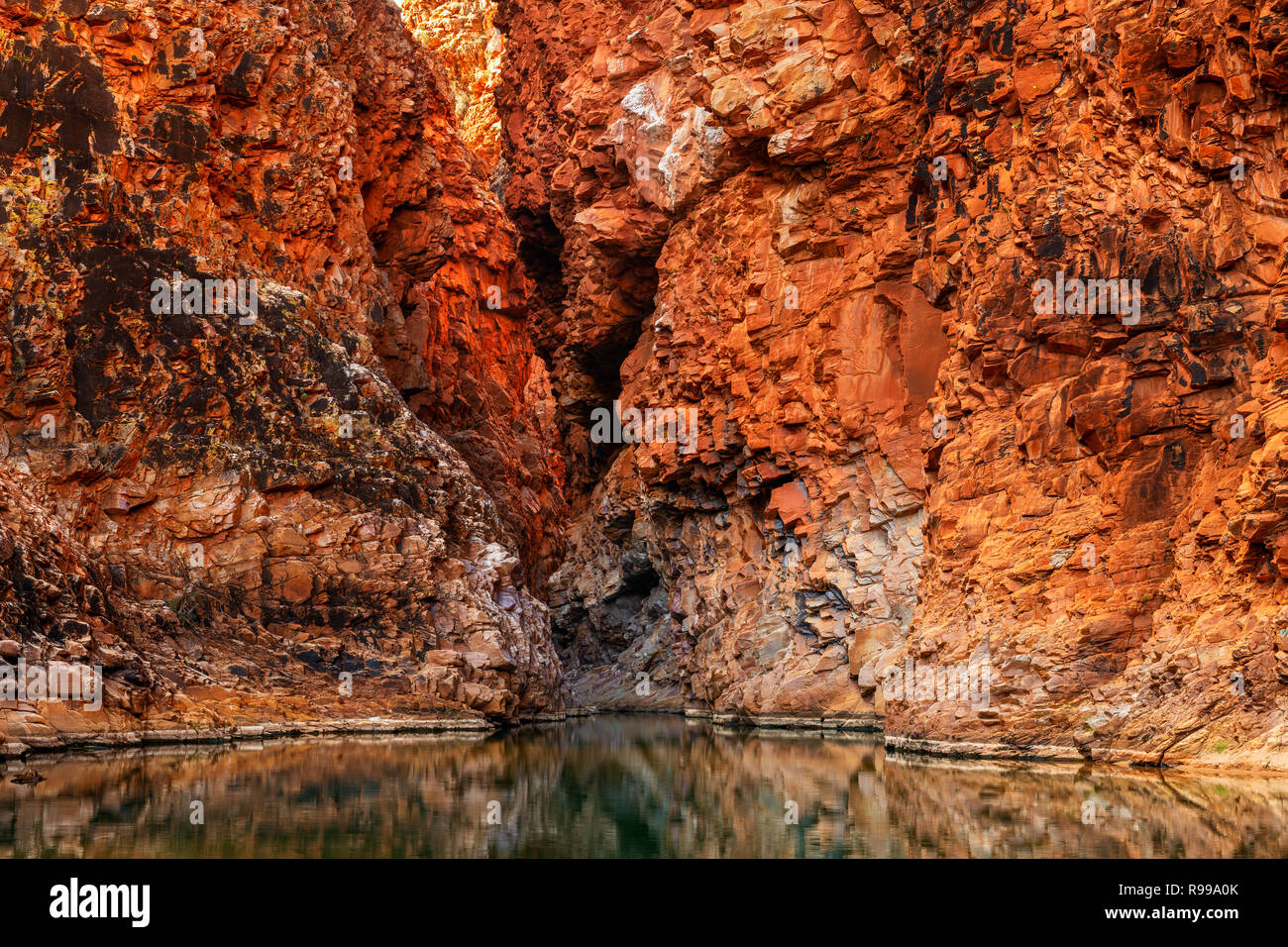 Hoch aufragenden roten Felswänden in Redbank Gorge. Stockfoto