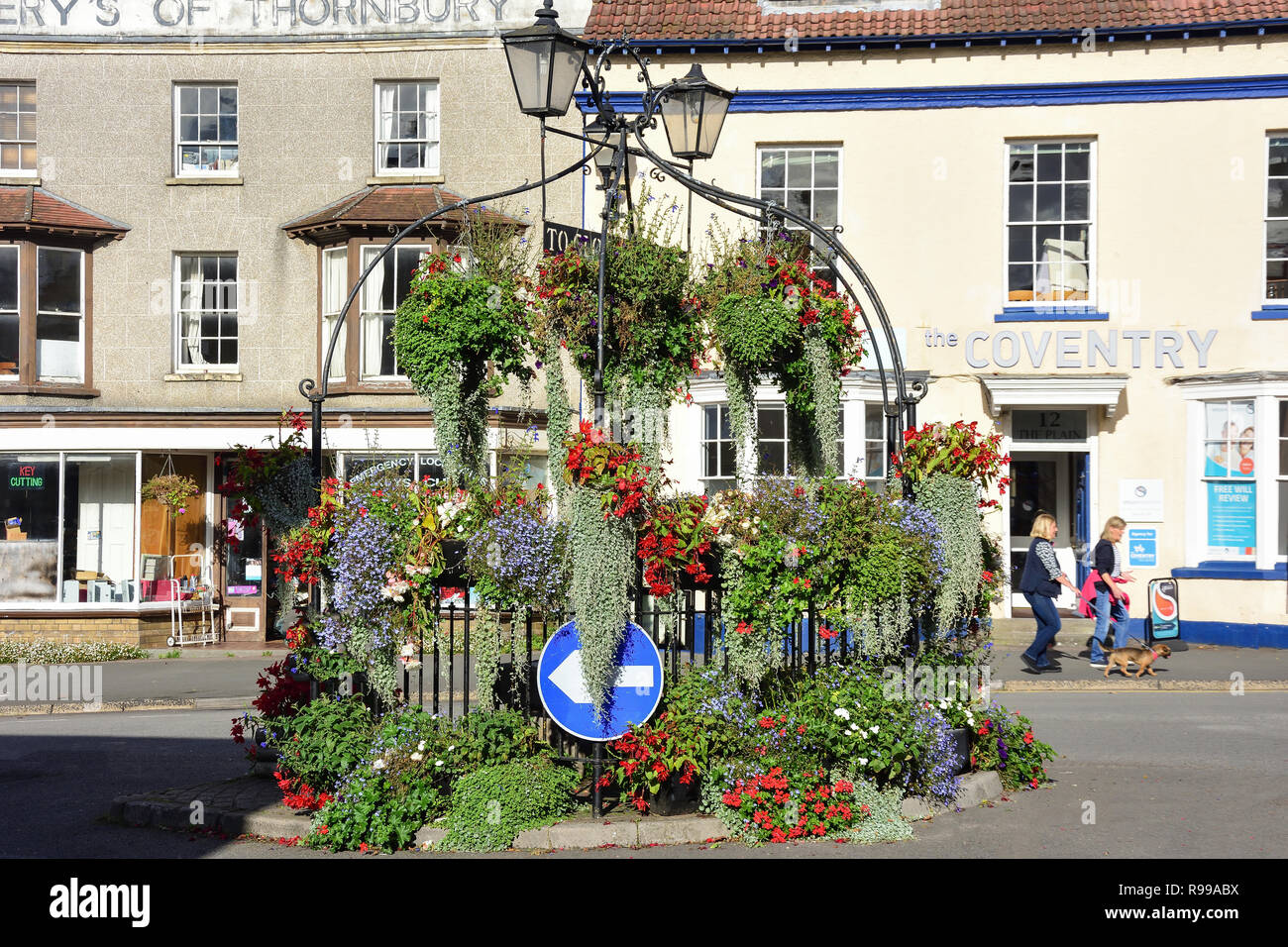 Thornbury blühende Stadt Pumpe, der Ebene, Thornbury, Gloucestershire, England, Vereinigtes Königreich Stockfoto