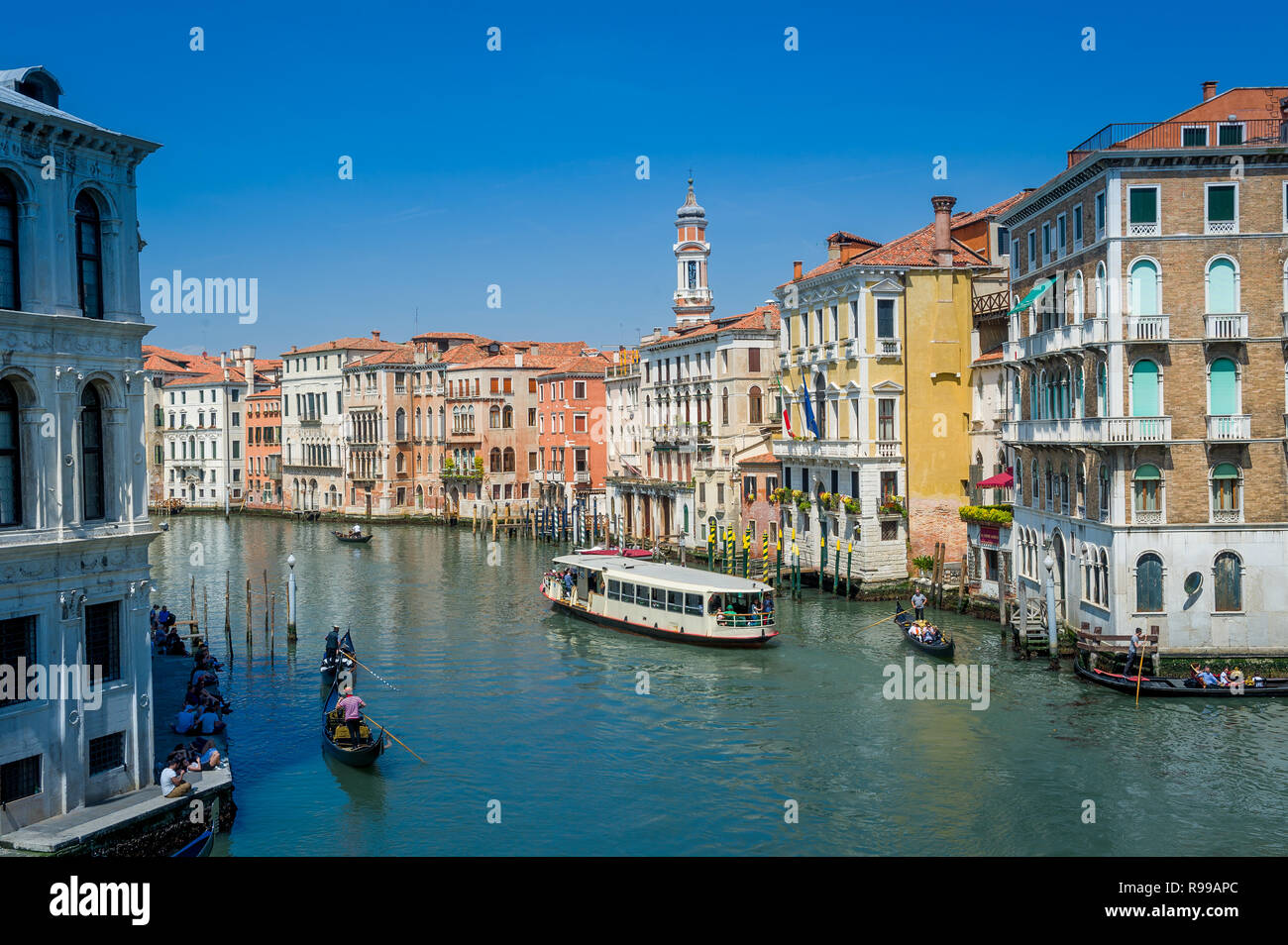 Touristische wasser Verkehr auf den Kanälen von Venedig. Venetien, Italien, Stockfoto