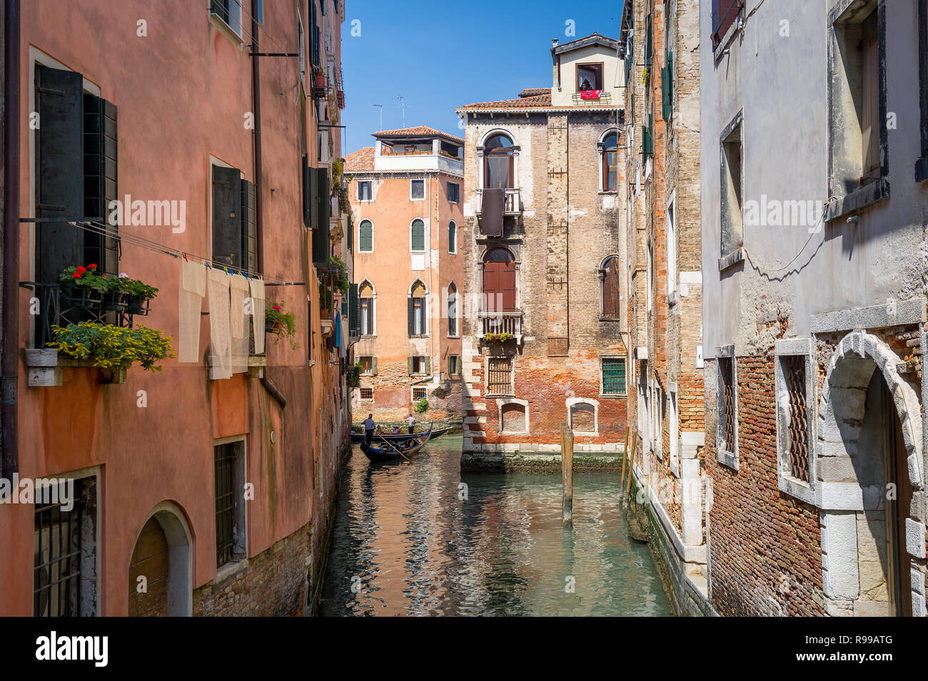 Traditionelle Venedig Ansicht mit Kanal Straße ein altes Gebäude. Venetien, Italien Stockfoto