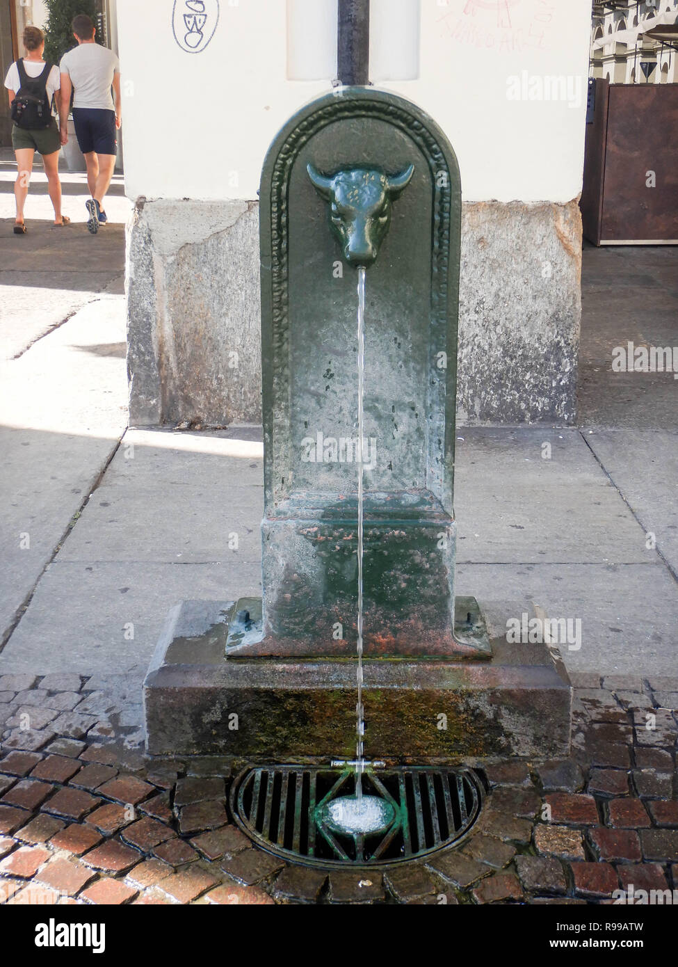 Alte Brunnen in der Stadt Turin zu trinken. Piemont - Italien Stockfoto