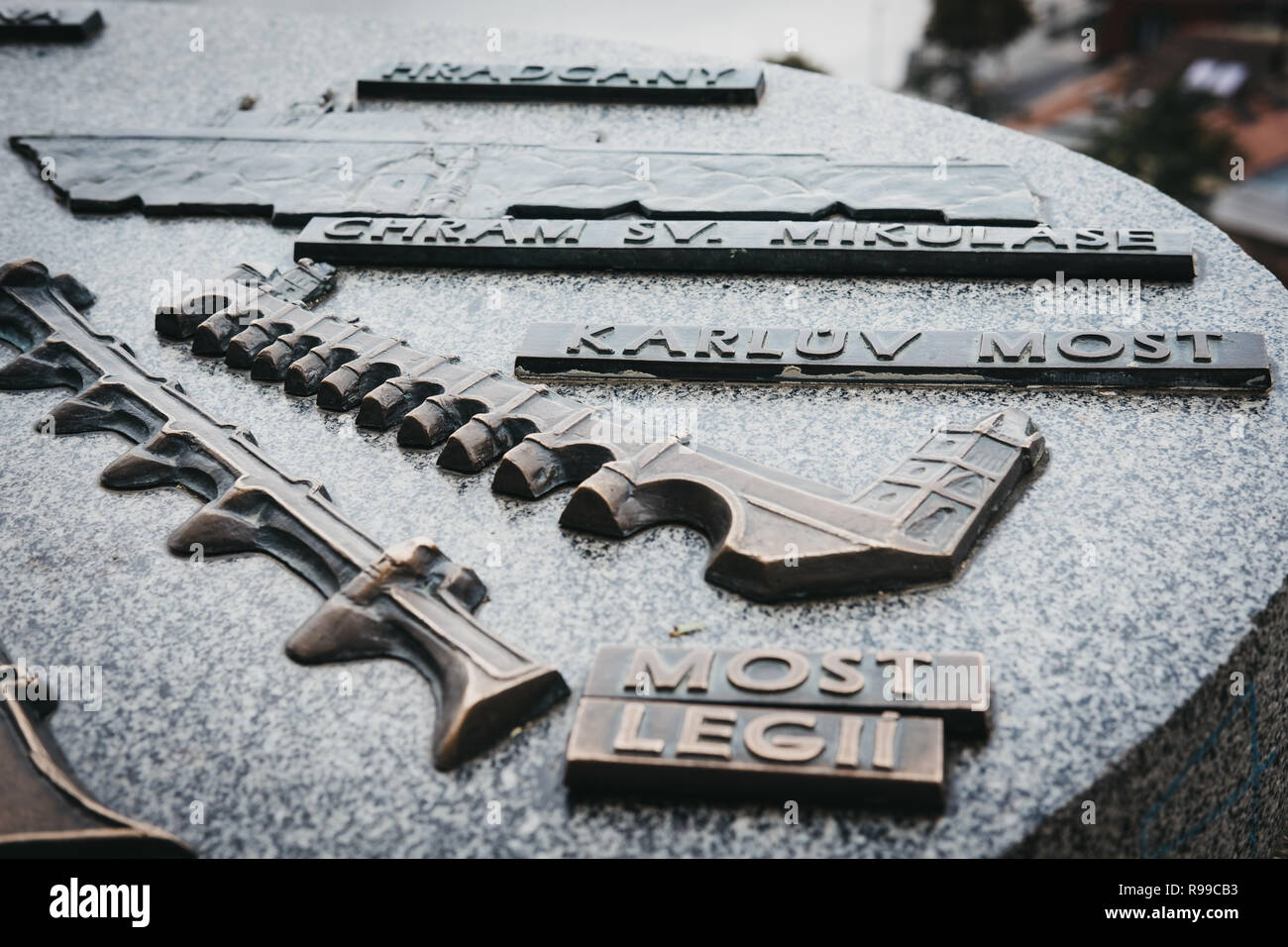 Prag, Tschechische Republik - 26. August 2018: Metall Karte in Vysehrad, Prag, das identifiziert, einige der Gebäude, die Sie in der Entfernung sehen. Prag ist eine p Stockfoto