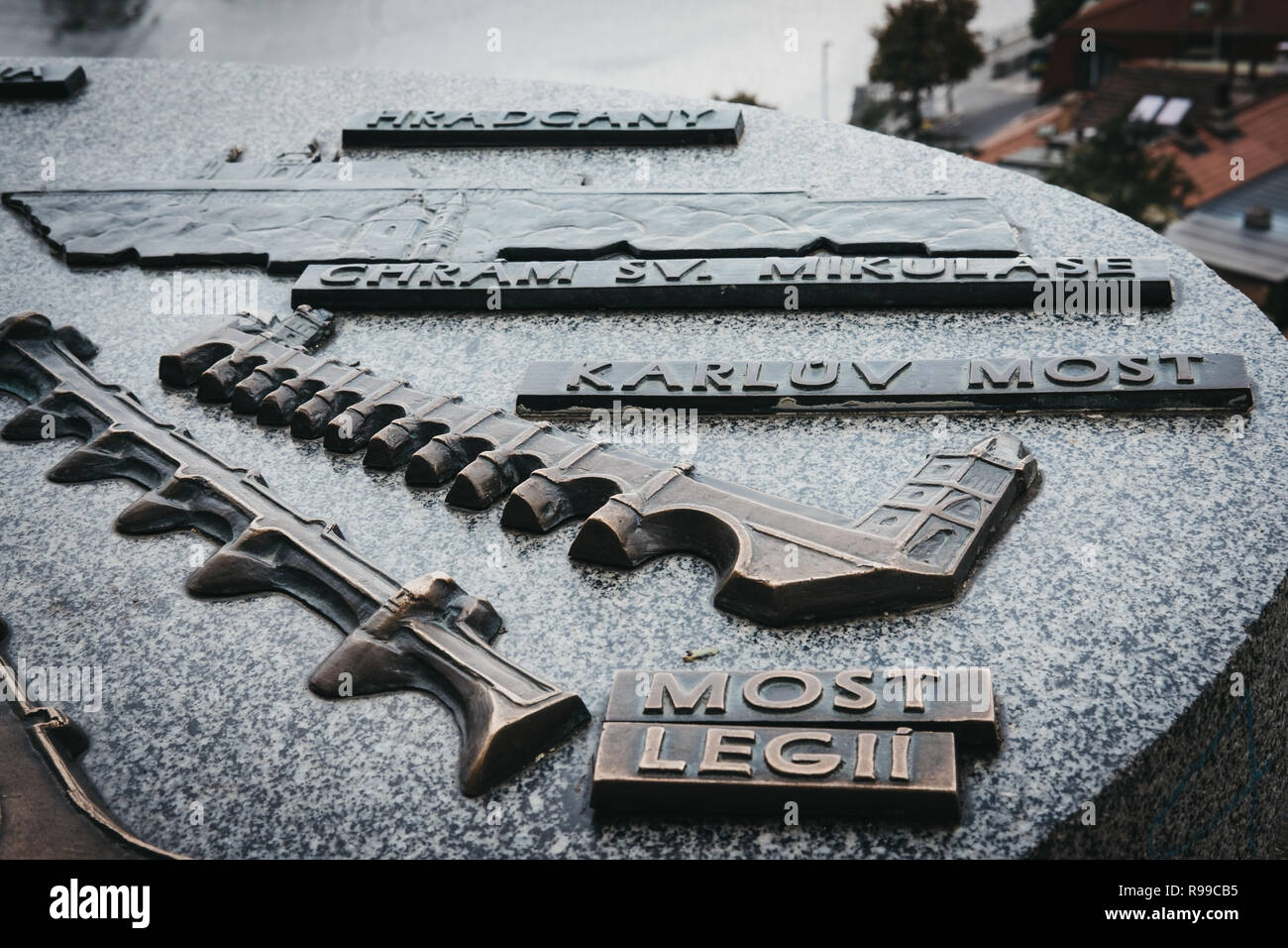 Prag, Tschechische Republik - 26. August 2018: Metall Karte in Vysehrad, Prag, das identifiziert, einige der Gebäude, die Sie in der Entfernung sehen. Prag ist eine p Stockfoto
