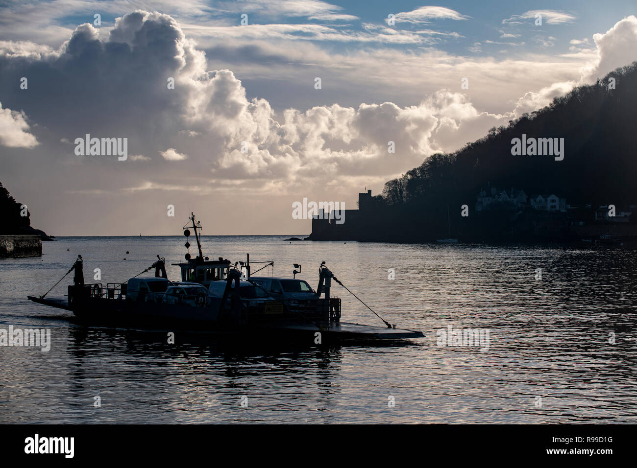 Dartmouth zu Kingswear unteren Fähre mit Dartmouth Castle an der Mündung des Flusses im Hintergrund, Devon, England. Stockfoto