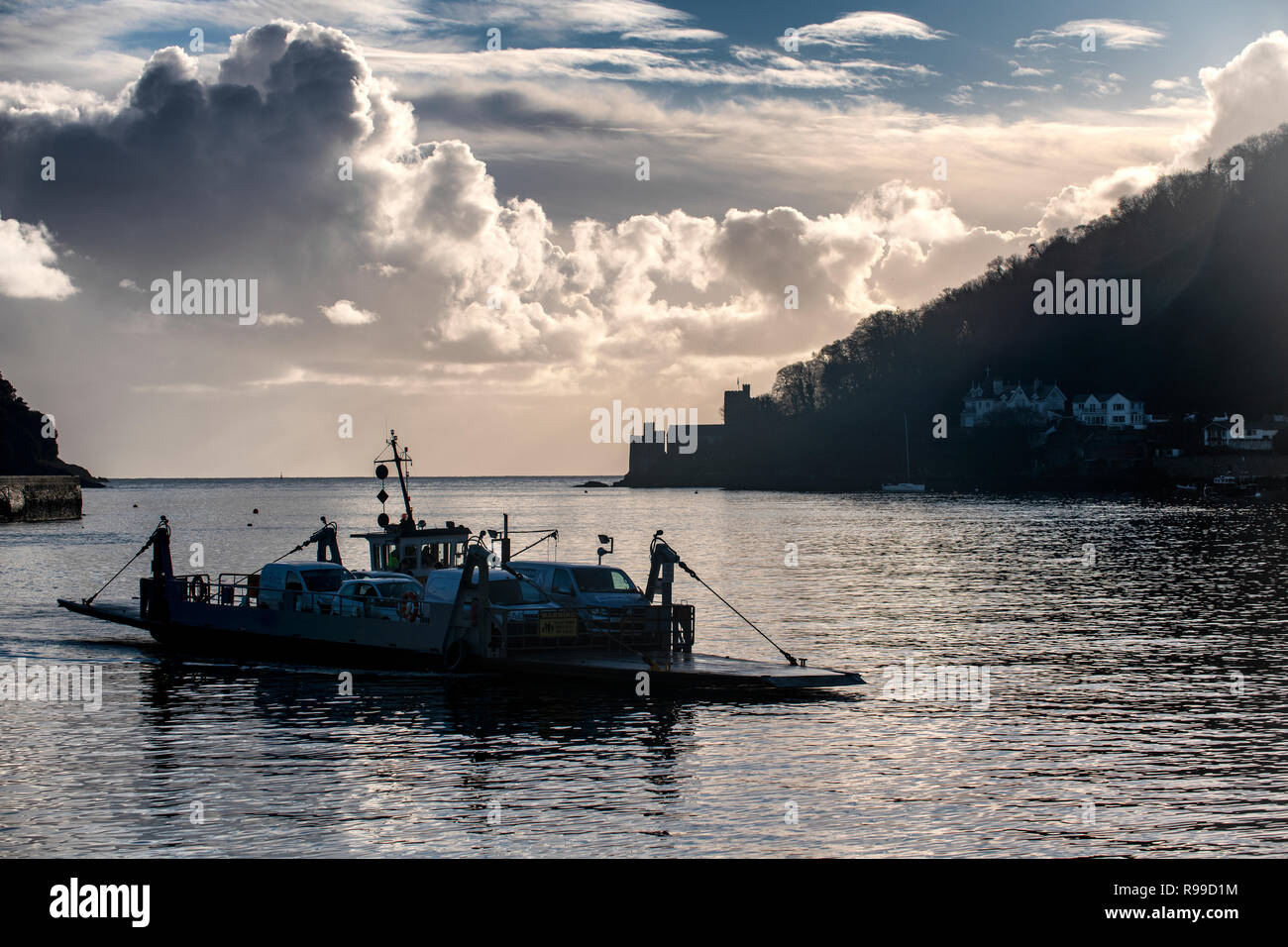 Dartmouth zu Kingswear unteren Fähre mit Dartmouth Castle an der Mündung des Flusses im Hintergrund, Devon, England. Stockfoto