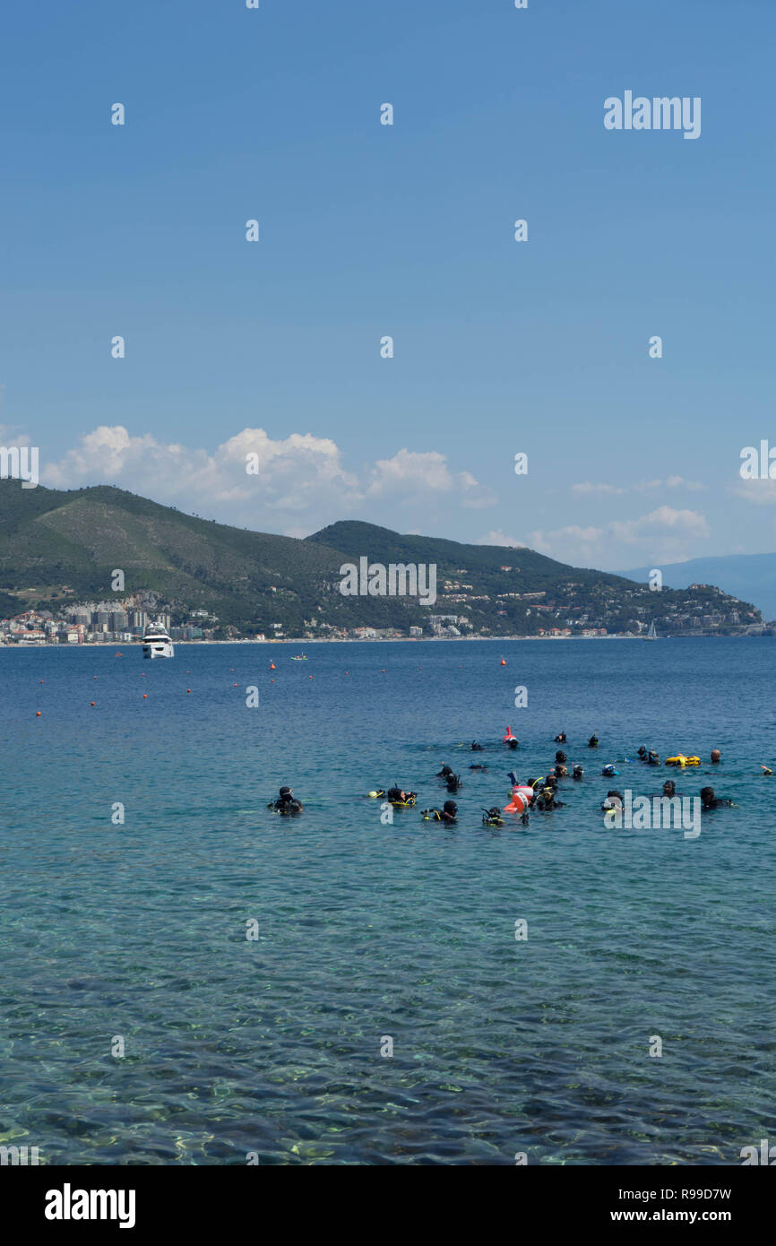 Tauchen im Meer bei Noli, Ligurien - Italien Stockfoto