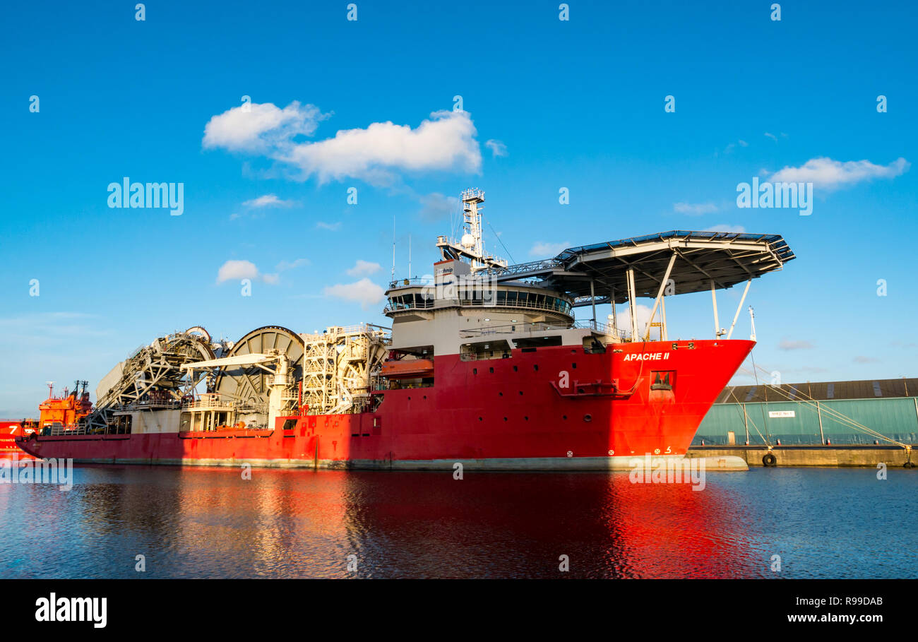 Rohrverlegungsbauschiff Apache II mit Hubschrauberplattform, Technip Engineering and construction, Leith Harbour, Edinburgh, Schottland, UK Stockfoto