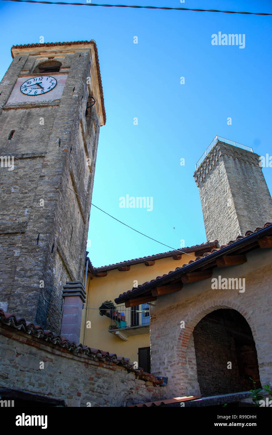 Blick auf den Turm von Albaretto Torre, Piemont - Italien Stockfoto