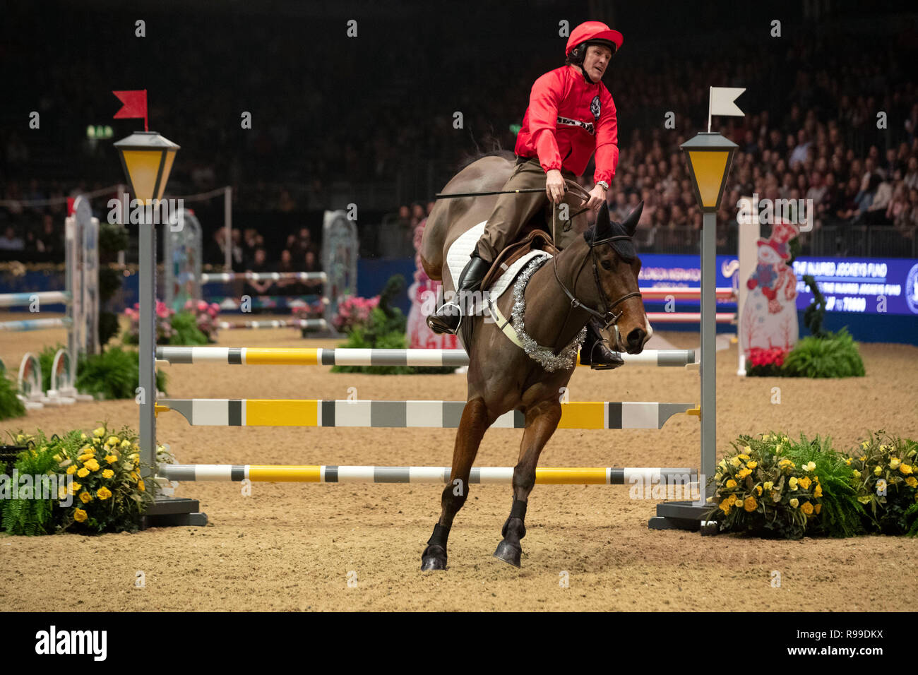 Sir Anthony McCoy konkurriert im Markle Champions Challenge zugunsten des verletzten Jockeys Fonds während der Tag fünf der London International Horse Show in London Olympia. Stockfoto