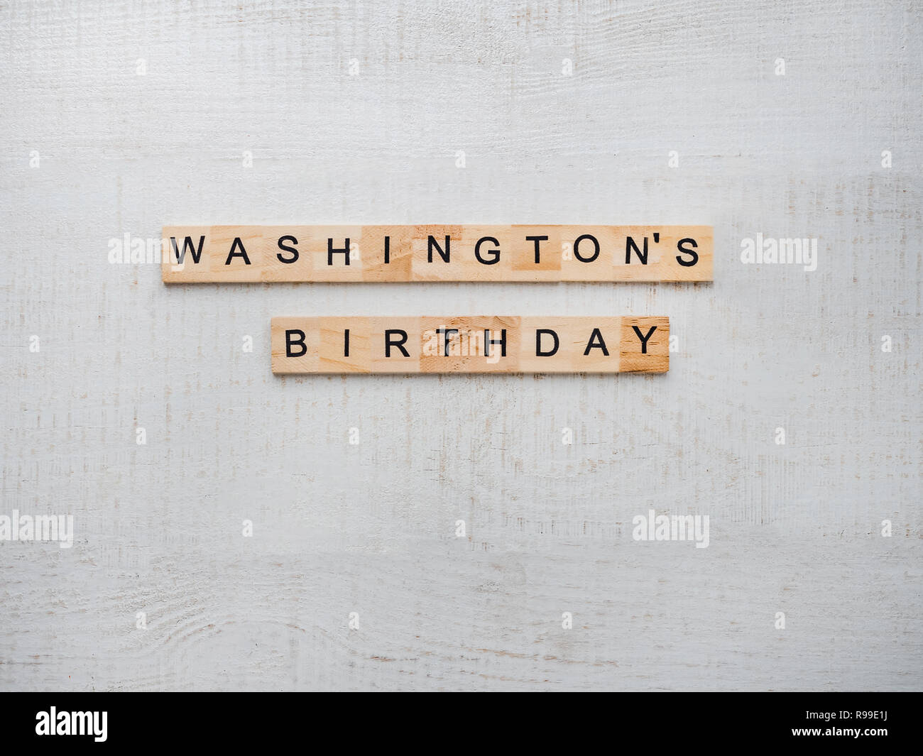 Washington's Birthday, Presidents' Day. Schöne Grußkarte. Weiß, isolierte Hintergrund, - Nahaufnahme, Ansicht von oben, Holz- Oberfläche. Herzlichen Glückwunsch für l Stockfoto