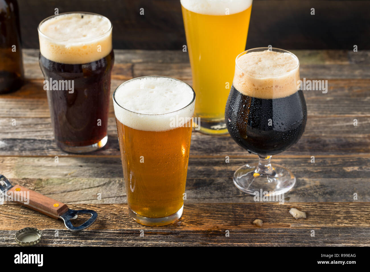 Erfrischende kalte Handwerk Bier Sortiment von IPA Lagerbier und Stout Stockfoto