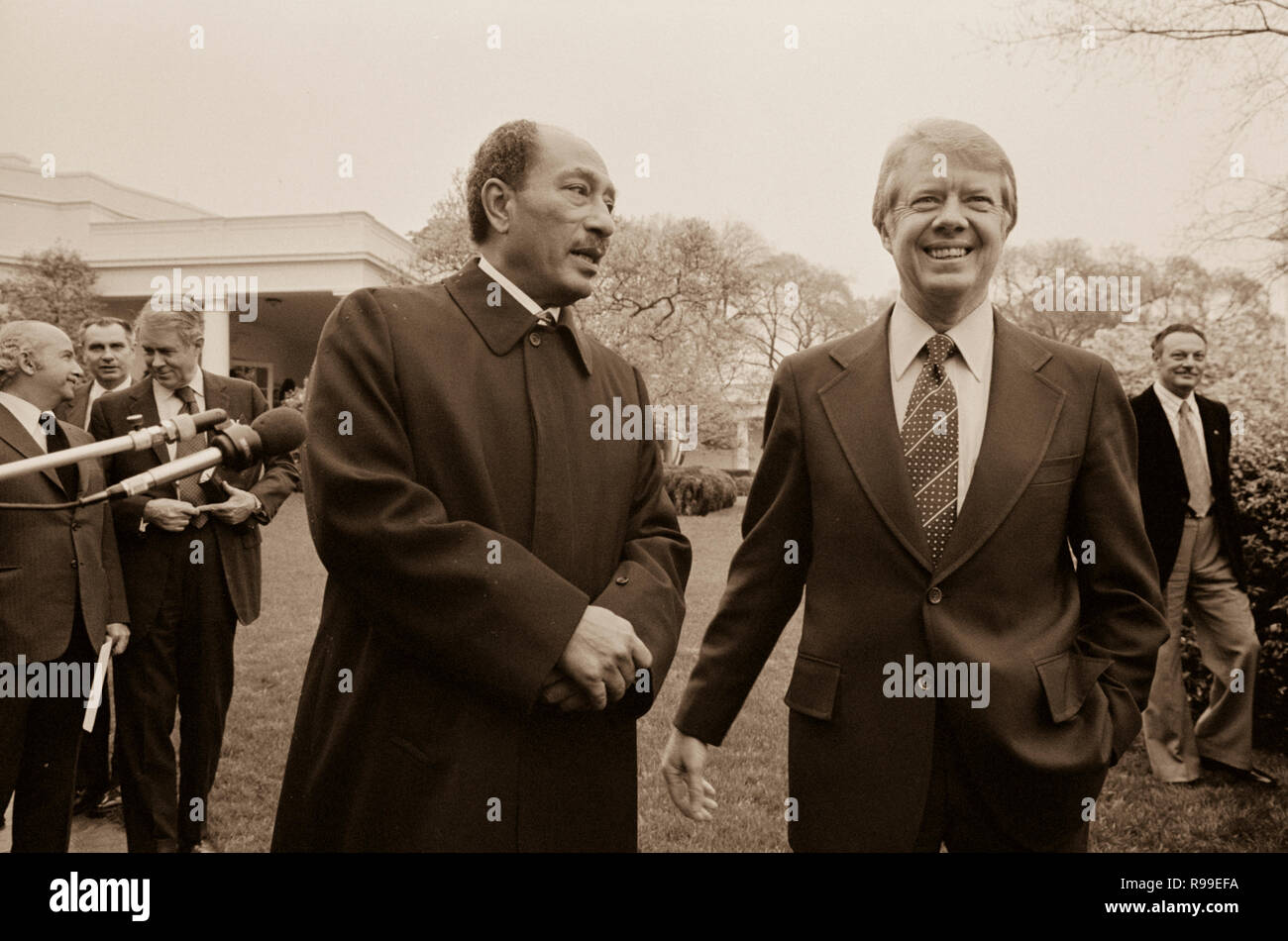 Präsident Jimmy Carter und der ägyptische Präsident Anwar as-Sadat im Weißen Haus, Washington, D.C.. 1977 April 5. Stockfoto