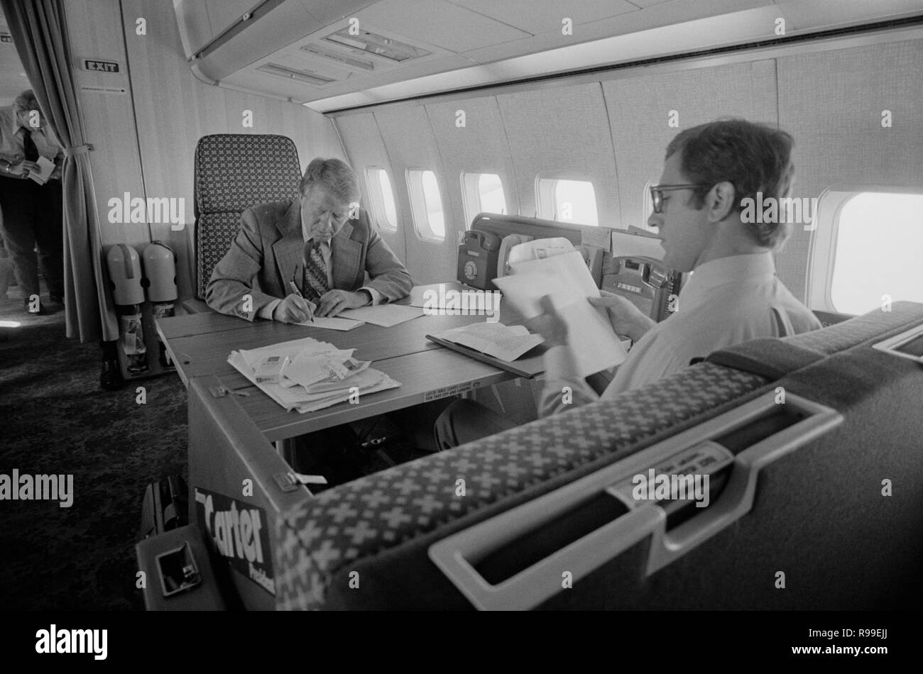 Jimmy Carter und sein oberster Redenschreiber, Pat Anderson, an Bord der 'Peanut' Kampagne Flugzeug arbeiten. 1976 Sept. 13. Stockfoto