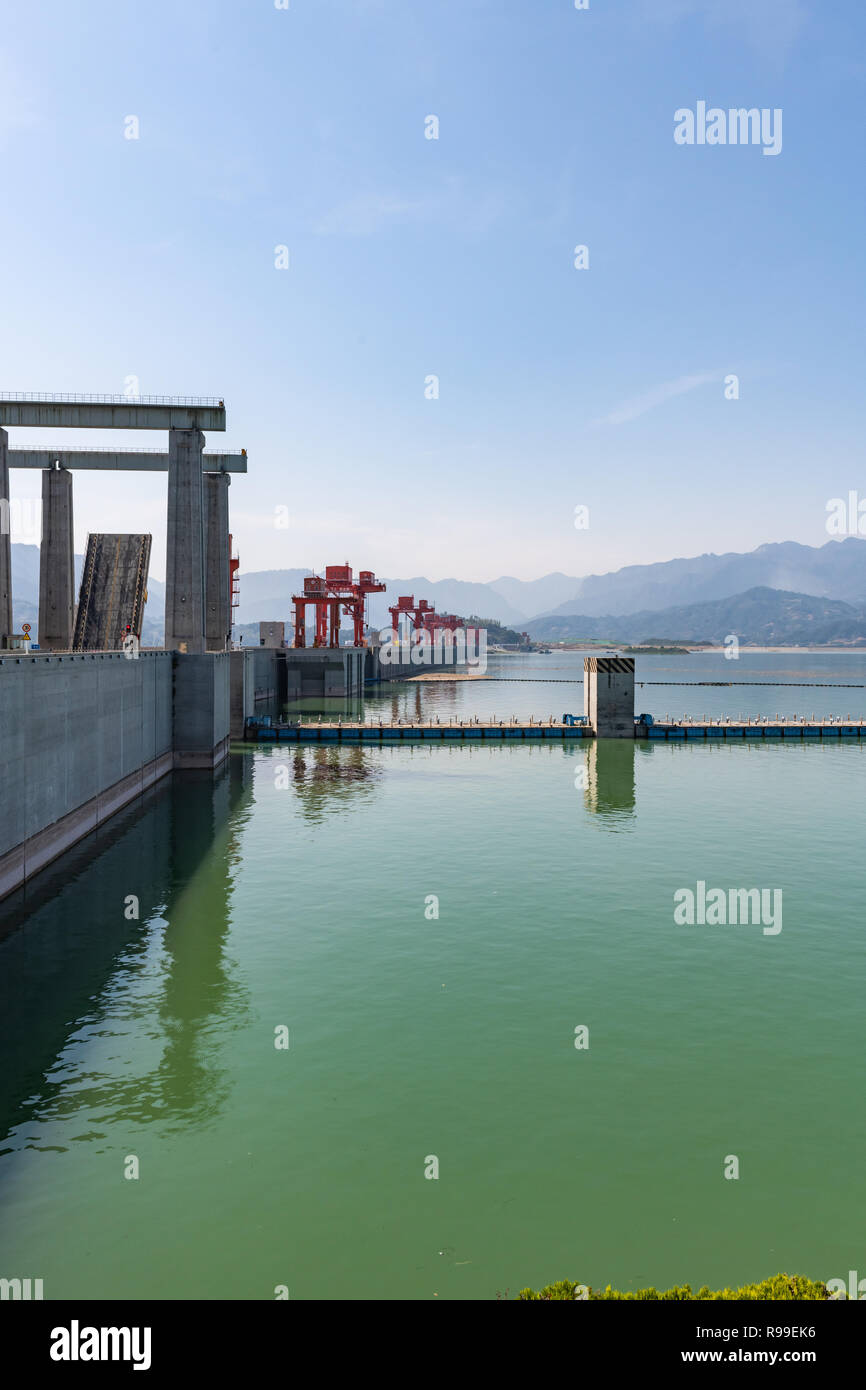 Drei-schluchten-Damm - China - Blick auf Schiff heben Krane und Staumauer Stockfoto