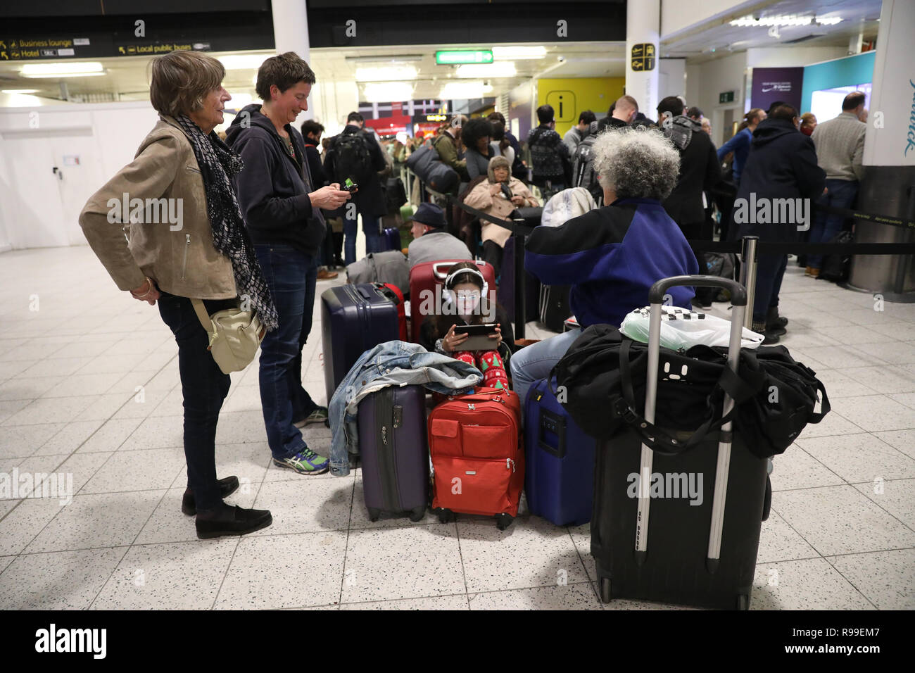 Die Passagiere am Flughafen Gatwick warten auf ihre Flüge nach der Verspätungen und Annullierungen von drone Sichtungen in der Nähe des Flugplatz gebracht. Stockfoto