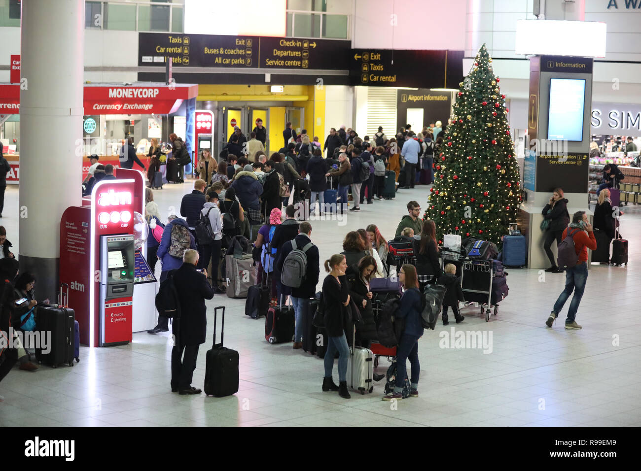 Die Passagiere am Flughafen Gatwick warten auf ihre Flüge nach der Verspätungen und Annullierungen von drone Sichtungen in der Nähe des Flugplatz gebracht. Stockfoto