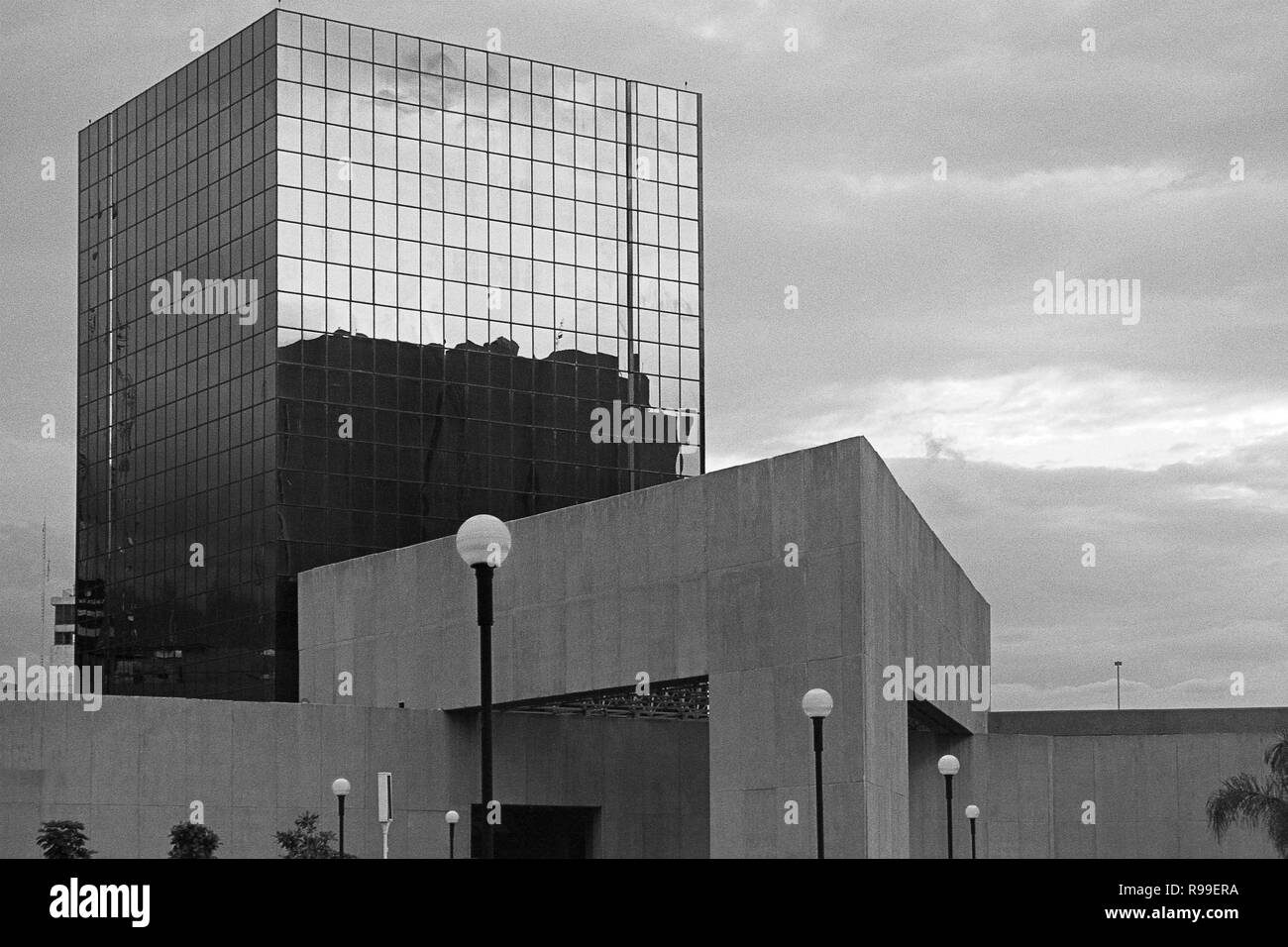 Teilweise mit Blick auf die Fassade der Stadt Theater, und das Meridiano Tower hinter, auf dem Macroplaza Stockfoto