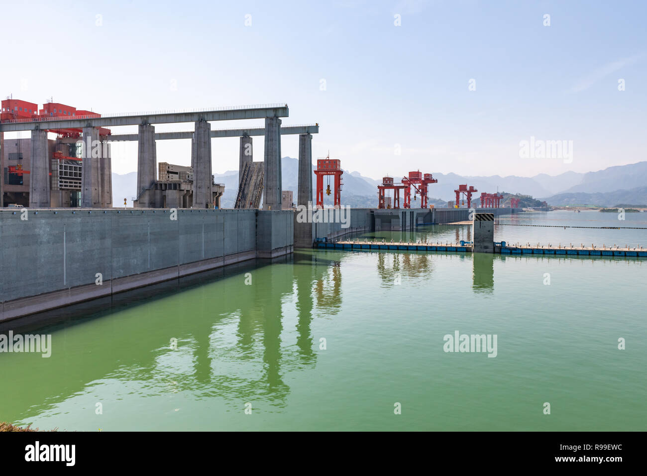Drei-schluchten-Damm - China - Blick auf Schiff heben Krane und Staumauer Stockfoto