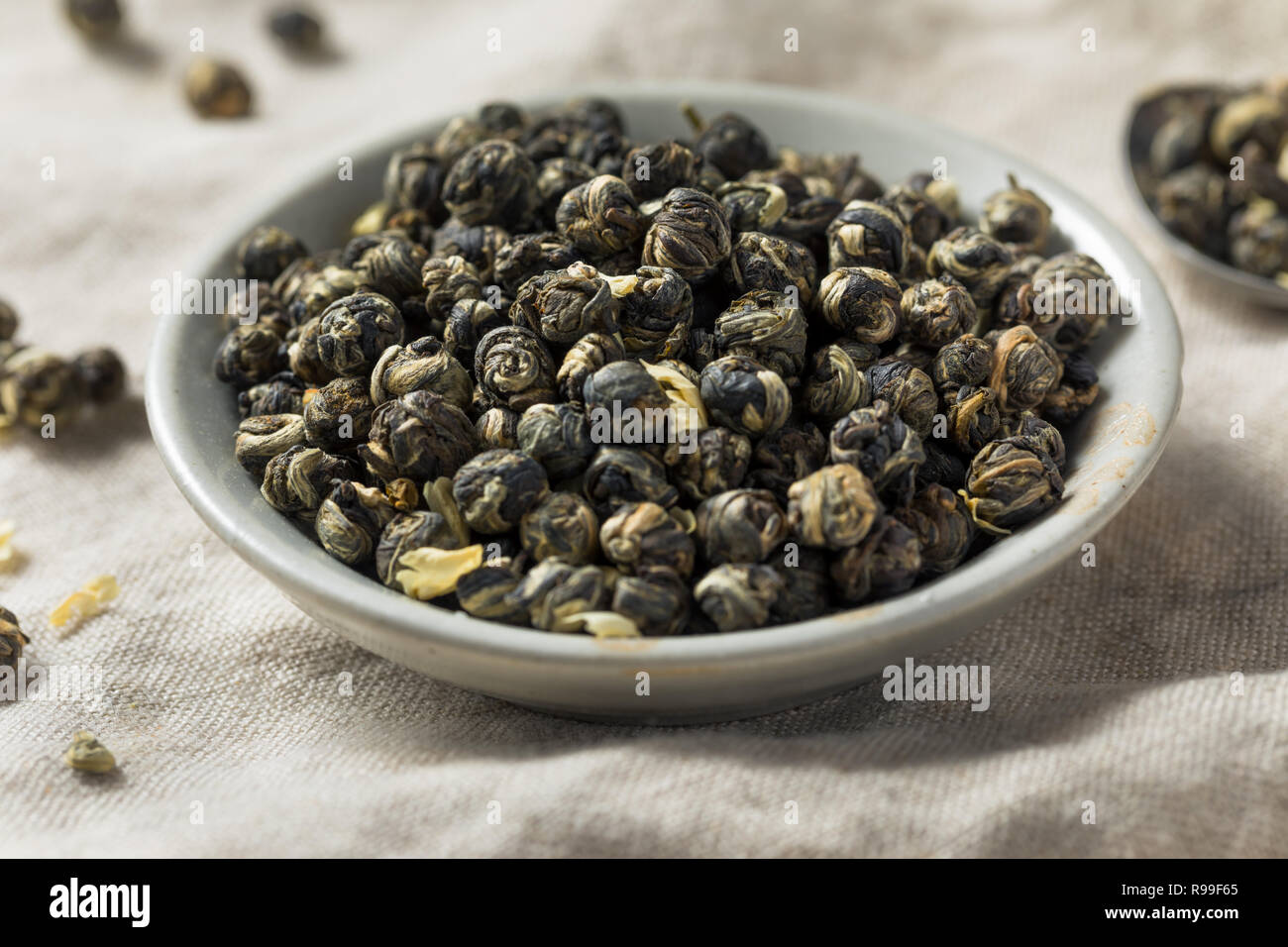 Getrocknete Bio Jasmin Perlen Kaffee in eine Schüssel geben. Stockfoto