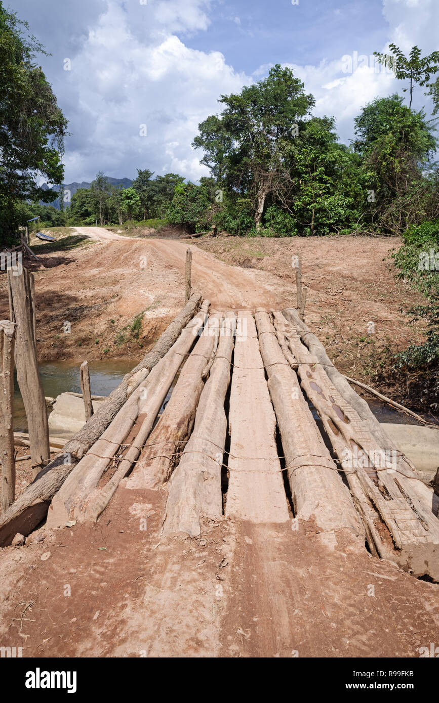 Primitive Brücke über einen Bach auf einer Schotterstraße auf dem Weg zum Verbot Natan Laos anmelden Stockfoto