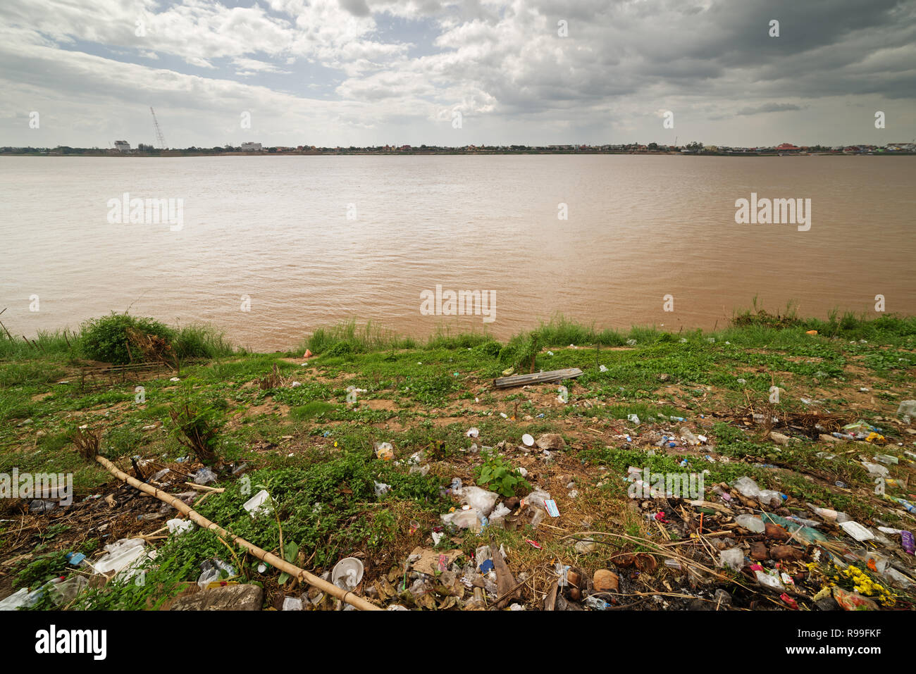 Weitwinkel Bild aus Kunststoff Papierkorb und andere Abfälle auf dem Mekong River Bank in Thakhek Laos in Südostasien Stockfoto