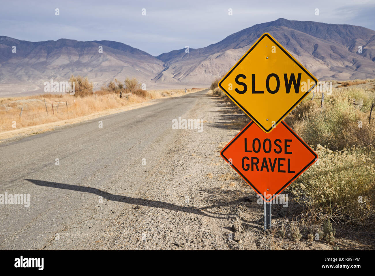 Langsam und losem Schotter Zeichen entlang der Landstraße im Owens Valley, Kalifornien Stockfoto