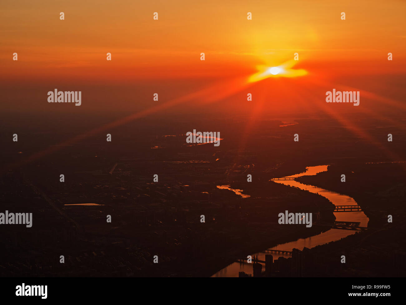 Luftbild wie Sunrise leuchtet am Himmel und spiegelt sich der Fluß über Peking, China Stockfoto
