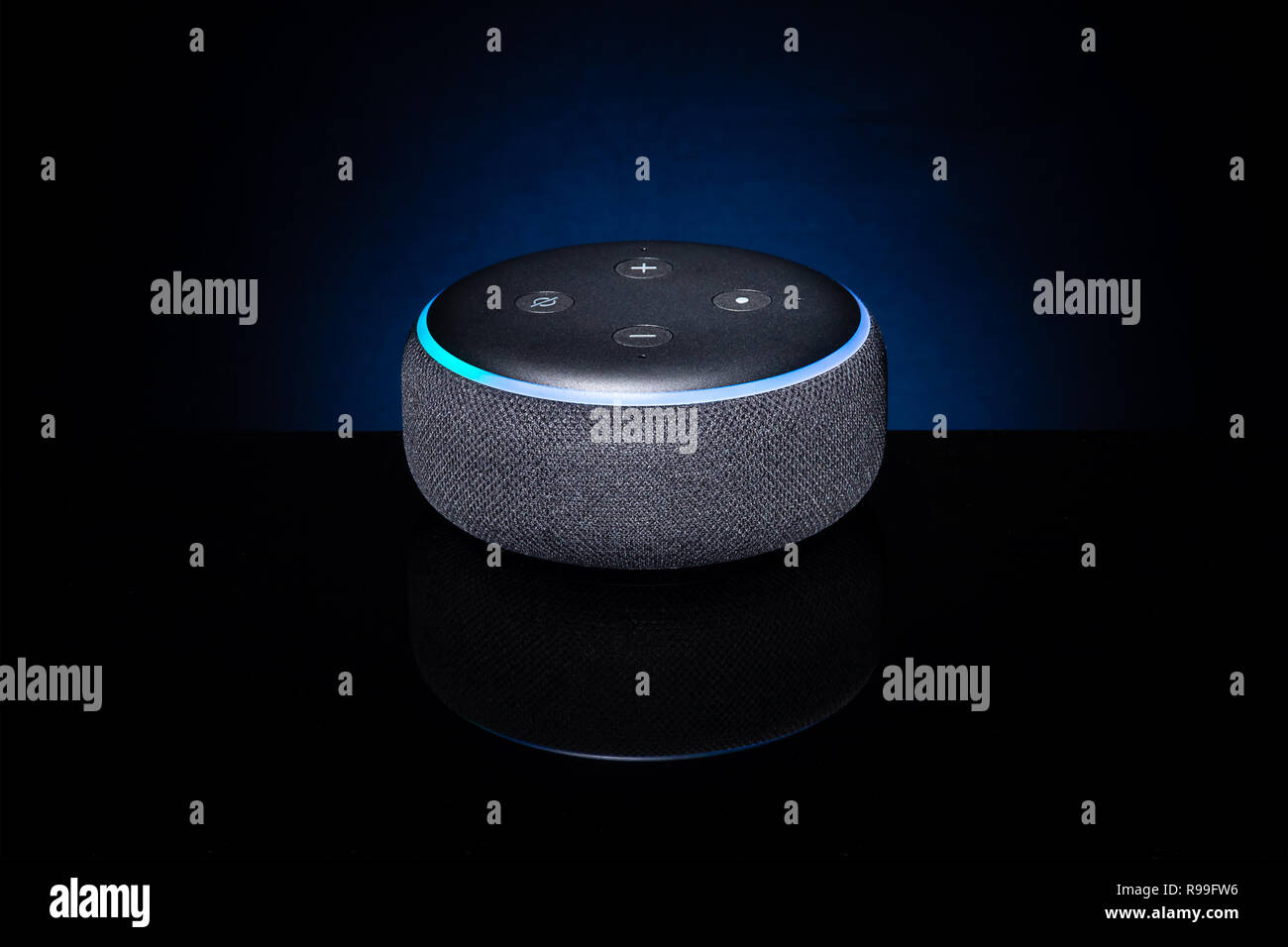 Amazon Echo Dot V3 Grau Stockfoto