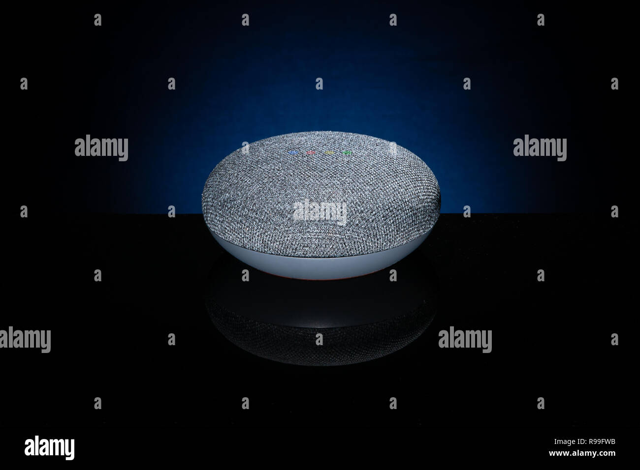 Google Home Mini Grau Stockfoto