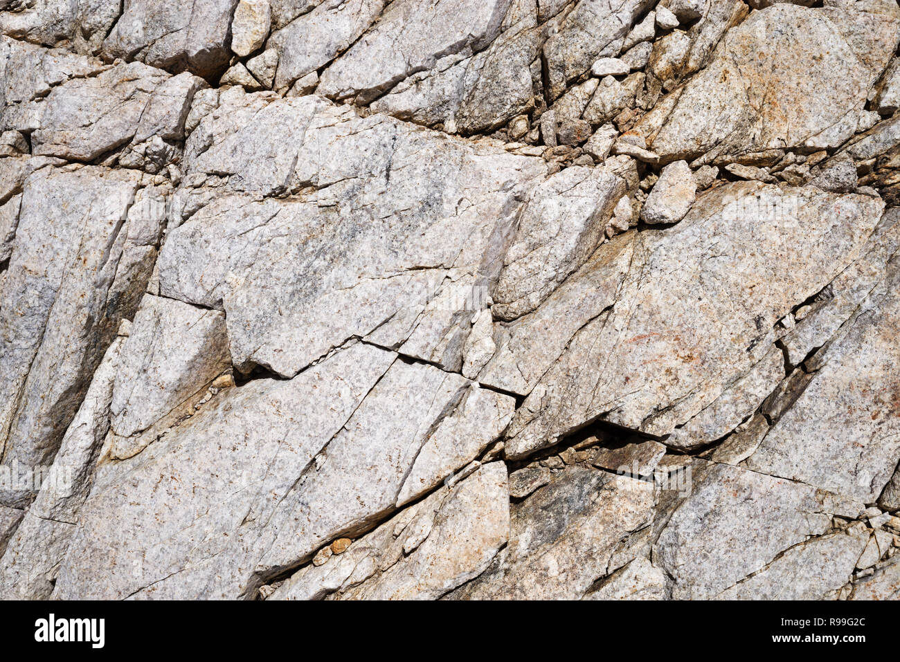 Shattered Natural White Rock Hintergrund mit Rissen Stockfoto