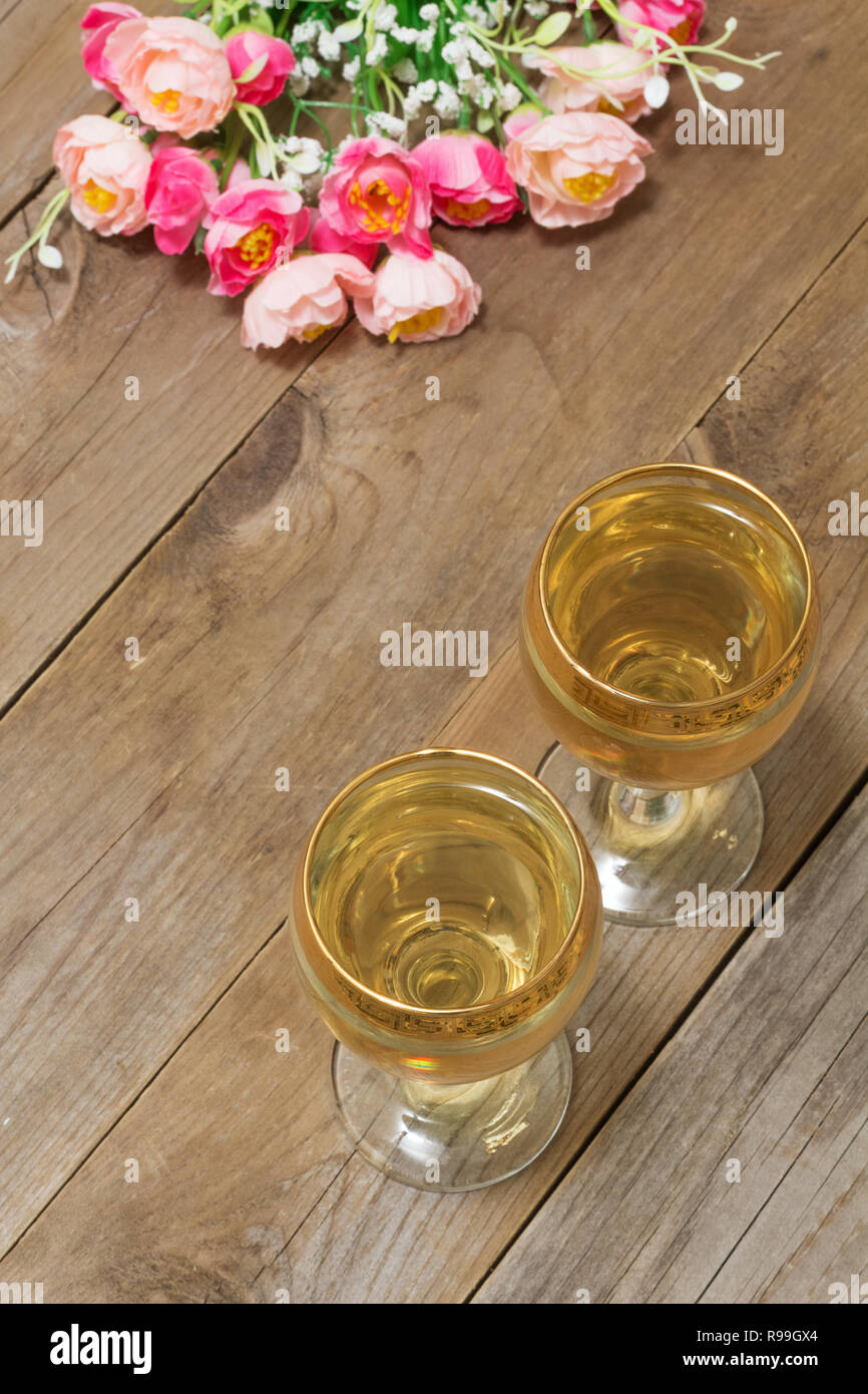 Zwei Gläser Wein und Blumen Stockfoto