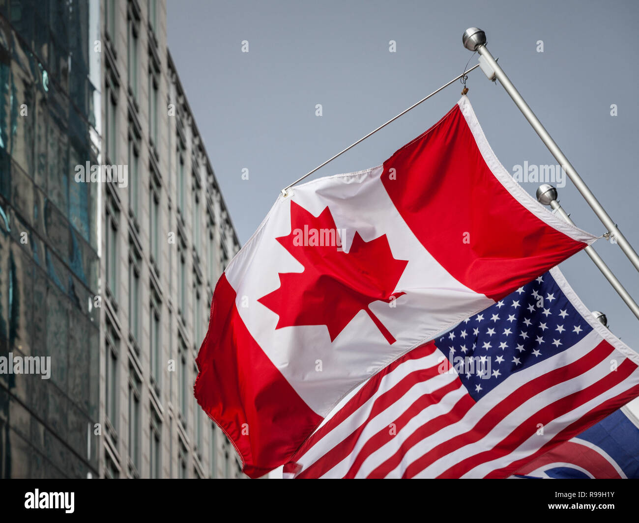 Kanada und USA Flaggen vor einem Geschäft Gebäude in Toronto, Ontario, Kanada. Toronto ist die größte Stadt Kanadas und einer der wichtigsten wirtschaftlichen Stockfoto