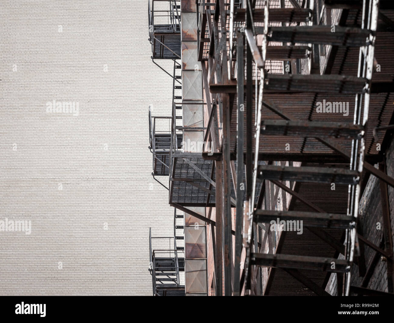 Notausgang Treppen und Leiter, aus Metall, auf einer typischen Nordamerikanischen alten Backsteingebäude aus Montreal, Quebec, Kanada. Diese Treppen, für emergenc Stockfoto