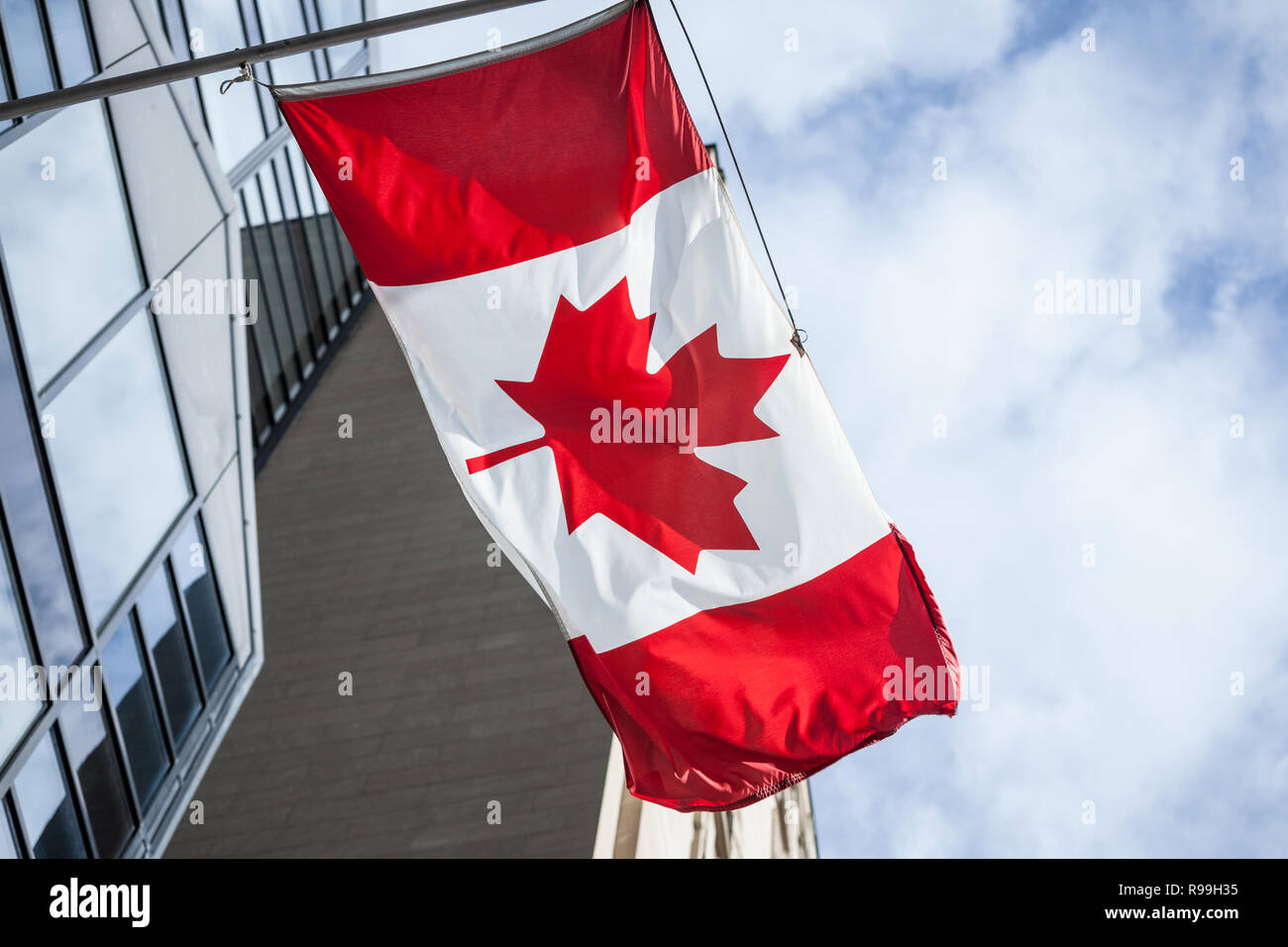 Kanadische Flagge vor ein Gebäude in Toronto, Ontario, Kanada. Toronto ist die größte Kanadas und einer der wichtigsten wirtschaftlichen, politischen Ein Stockfoto