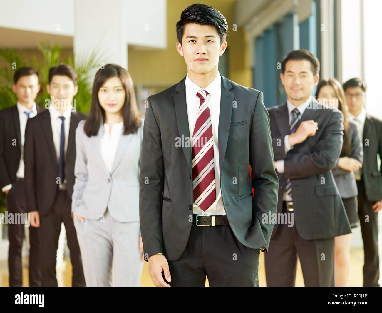 Porträt einer Mannschaft der Erfolgreichen asiatischen Geschäftsleuten und Geschäftsfrauen, an der Kamera schaut. Stockfoto