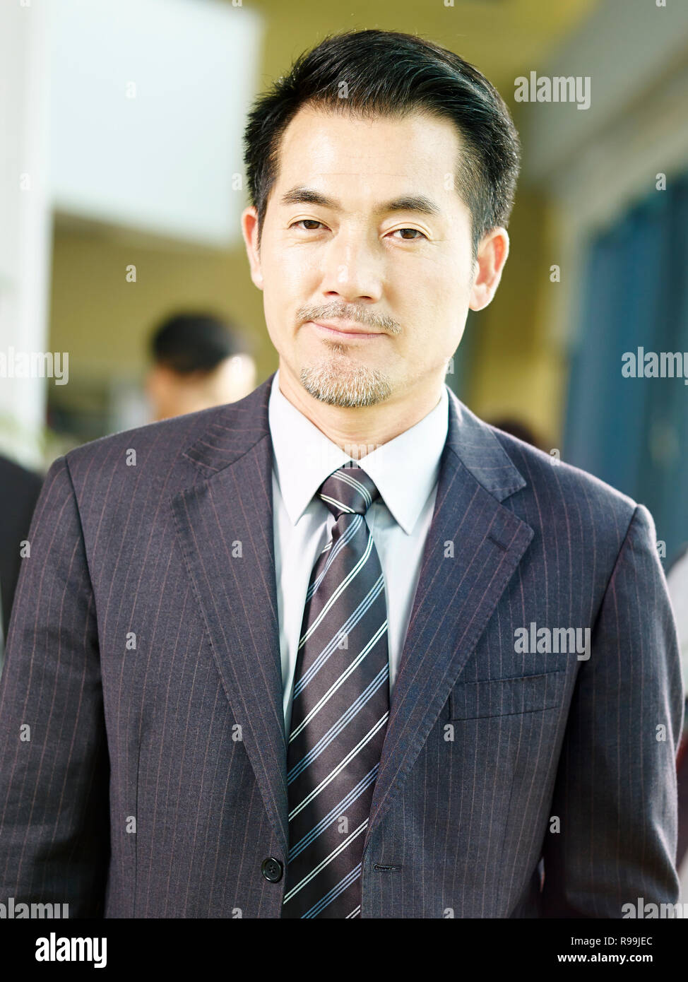 Portrait eines älteren asiatischen Corporate Executive, an der Kamera schaut. Stockfoto