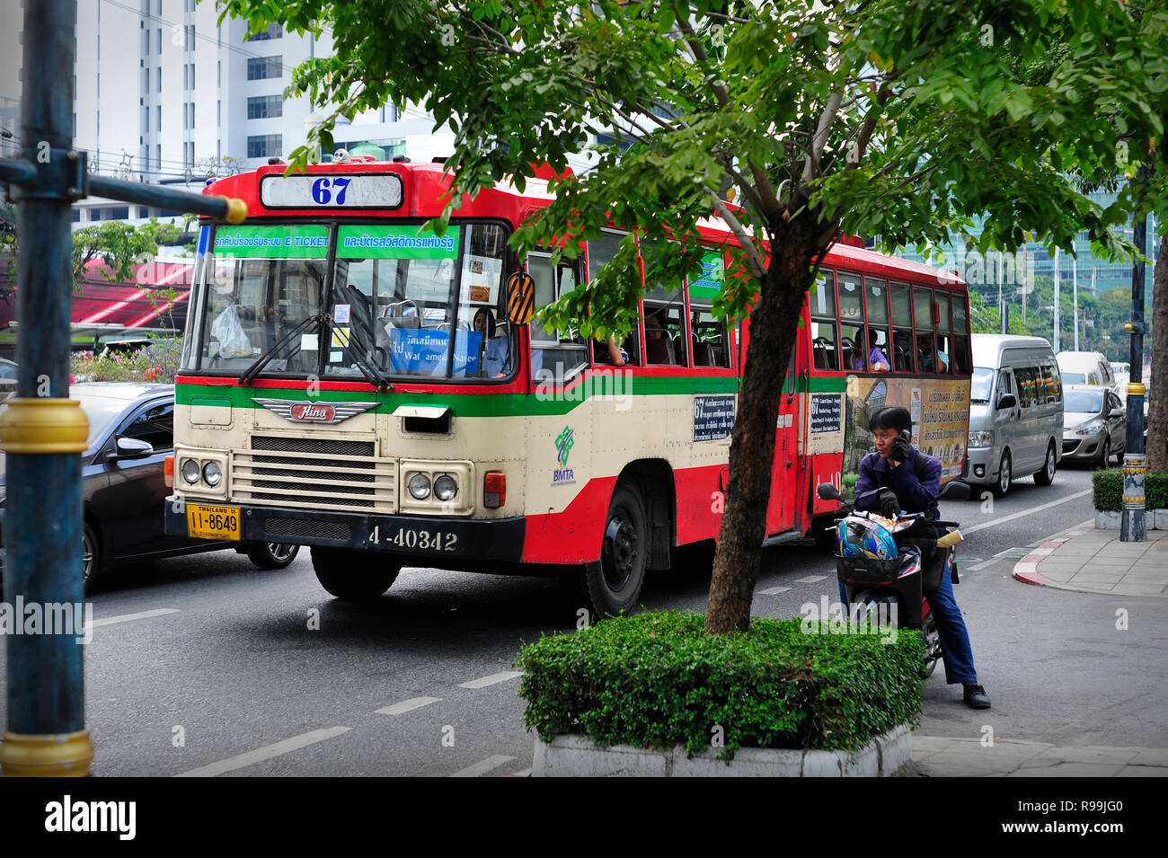 Bus auf der Straße in Bangkok Thailand Stockfoto