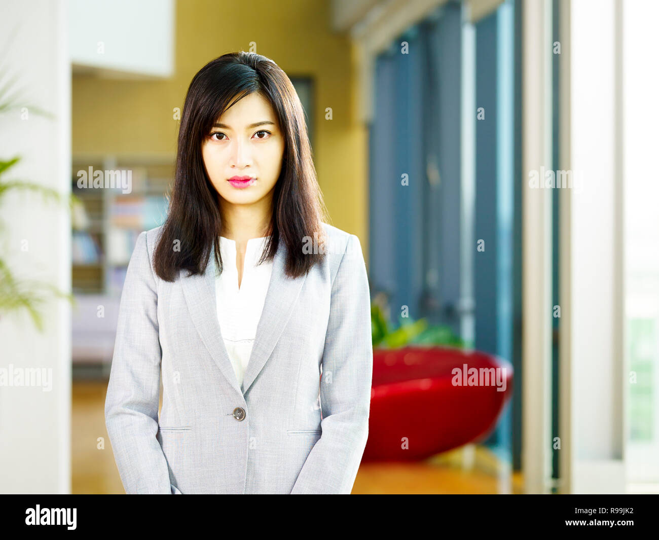 Büro portrait einer jungen asiatischen Business Frau an der Kamera schaut. Stockfoto
