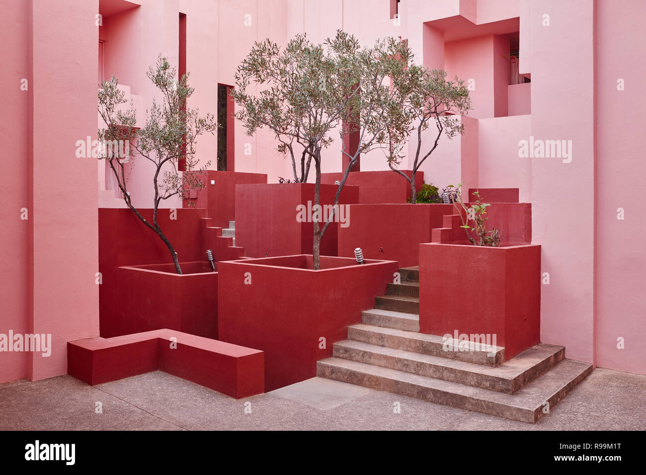 Geometrische Designs. Die rote Wand, La Manzanera. Calpe, Spanien Stockfoto