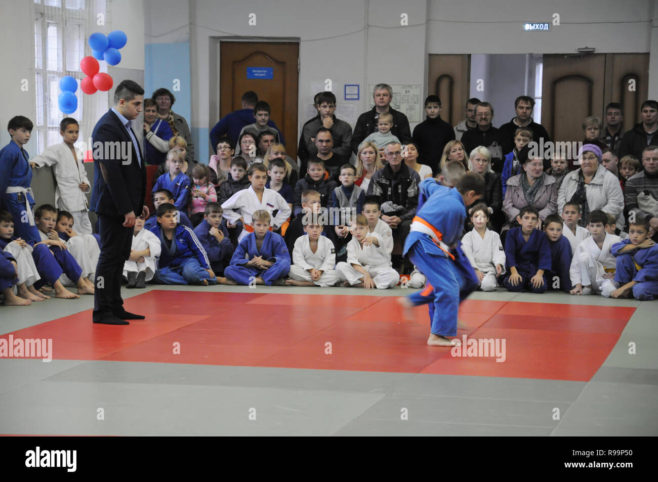 Kovrov, Russland. 26. Oktober 2013. Wettbewerbe Judo in Sports Complex Vympel. Zuschauer verfolgen den Kampf Stockfoto