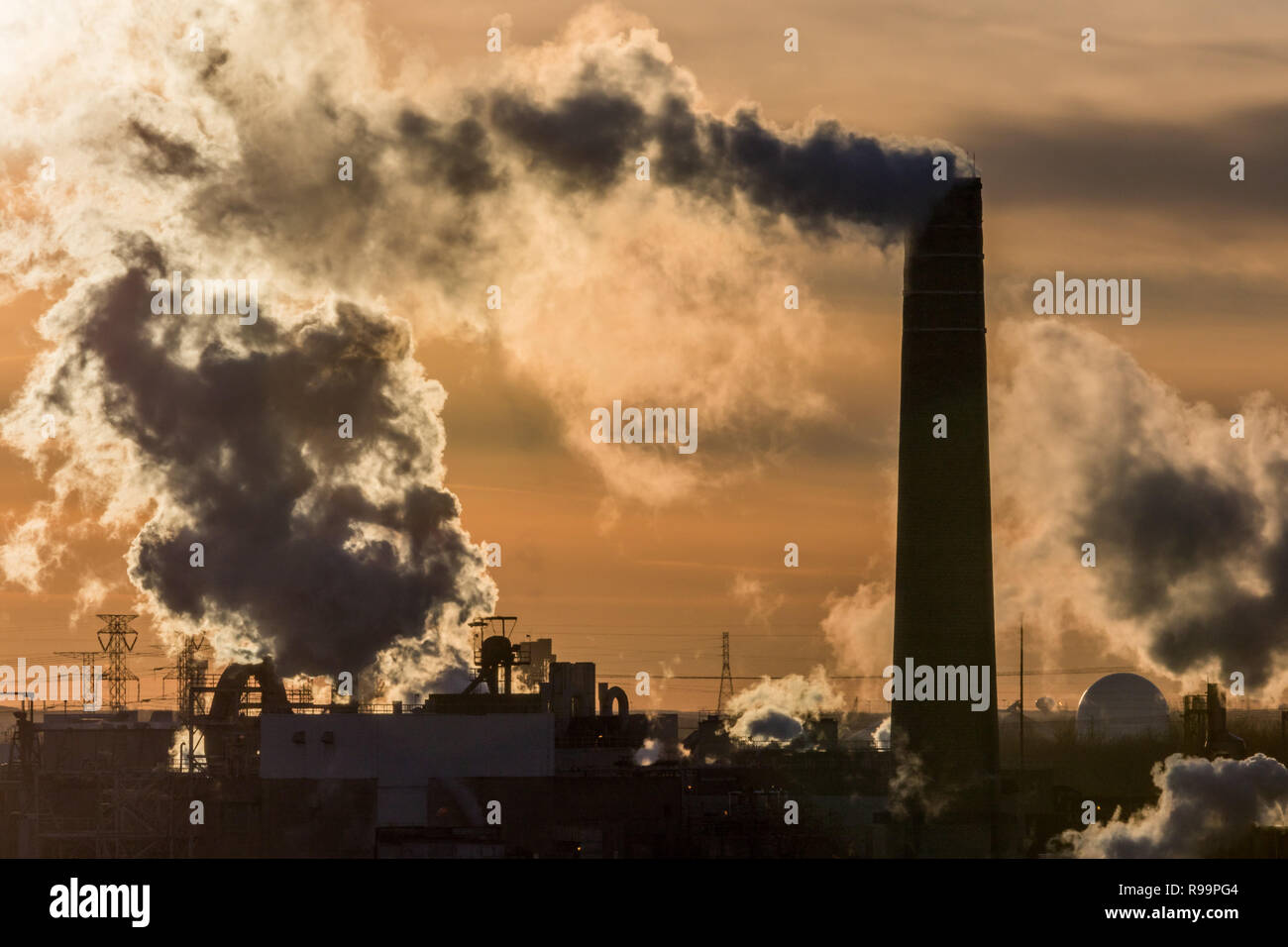 Schornsteine einer soap Fabrik in Hammond, Indiana in der sehr kalten Januar Tag, in der Nähe der Sonnenuntergang. Stockfoto